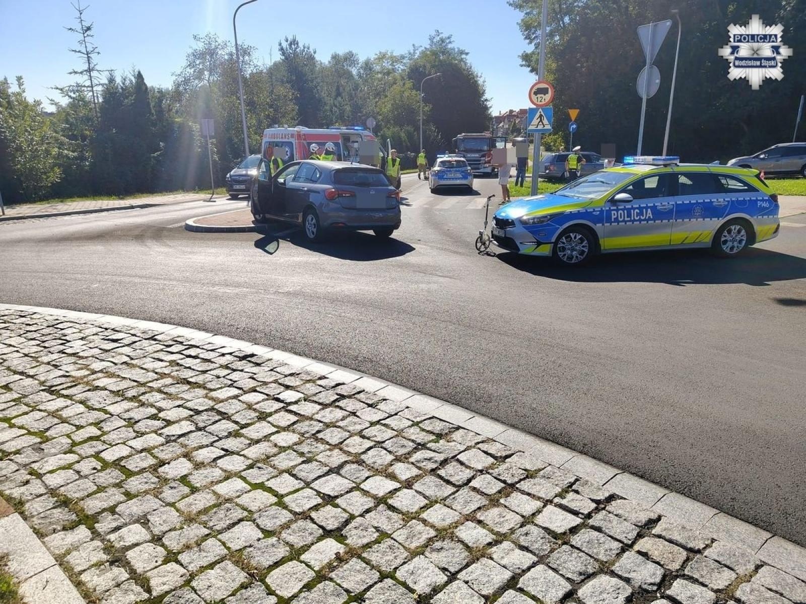 Zdjęcie w galerii na portalu naszwodzislaw.com: Nie ustąpił pierwszeństwa na rondzie. Jedna osoba trafiła do szpitala wiadomości z regionu