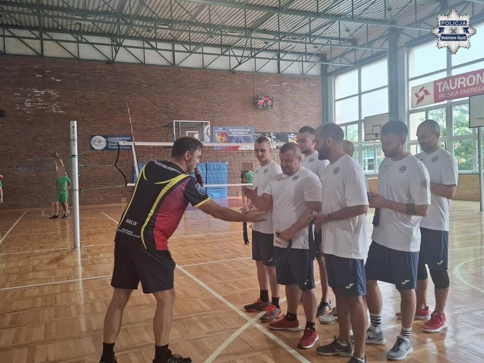 Zdjęcie w galerii na portalu naszwodzislaw.com: Policjanci zagrali w integracyjnym meczu wiadomości z regionu