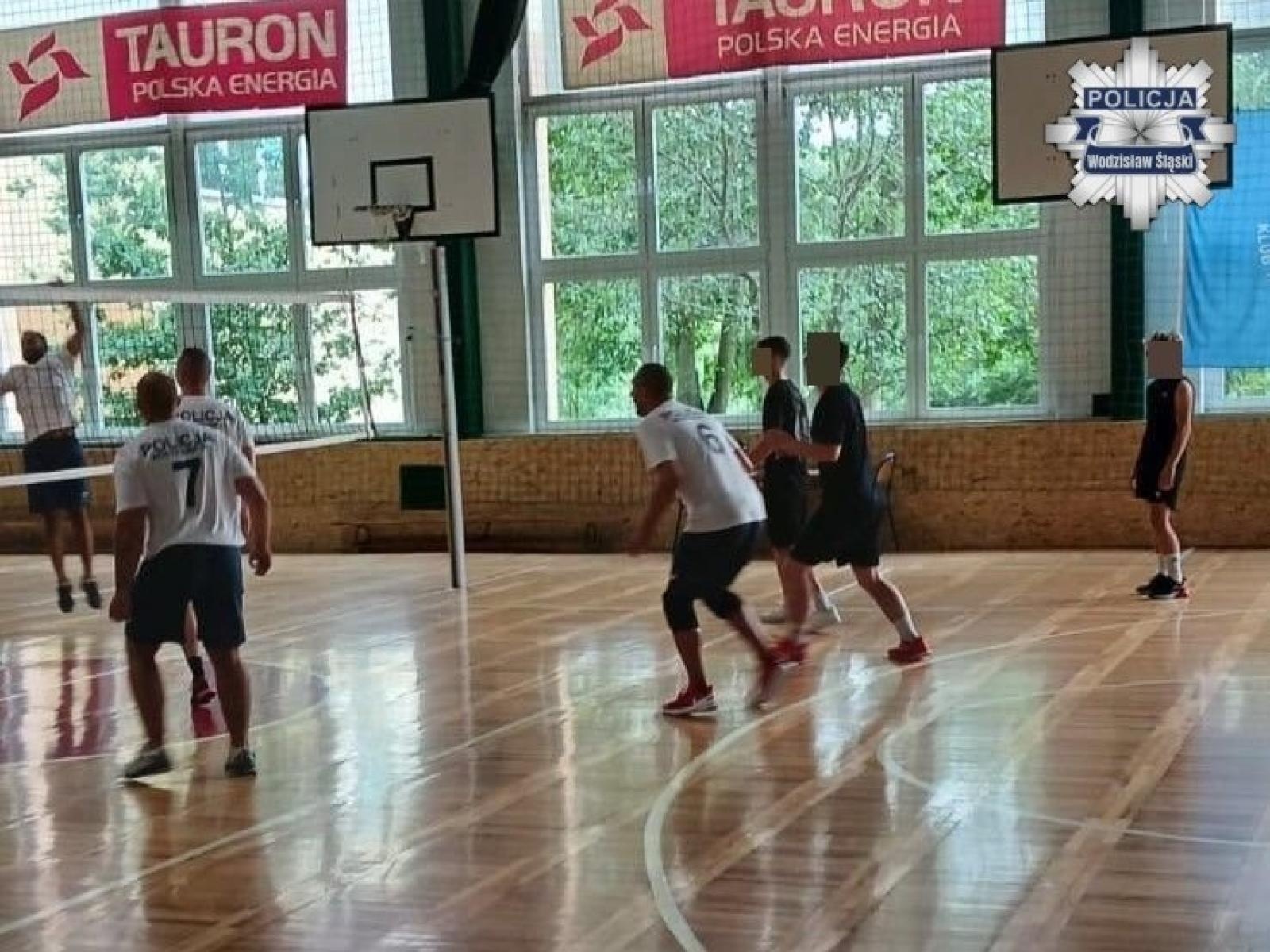 Zdjęcie w galerii na portalu naszwodzislaw.com: Policjanci zagrali w integracyjnym meczu wiadomości z regionu