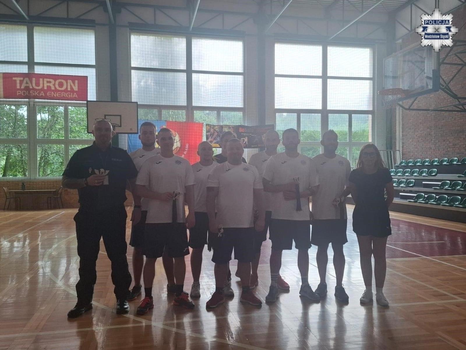 Zdjęcie w galerii na portalu naszwodzislaw.com: Policjanci zagrali w integracyjnym meczu wiadomości z regionu