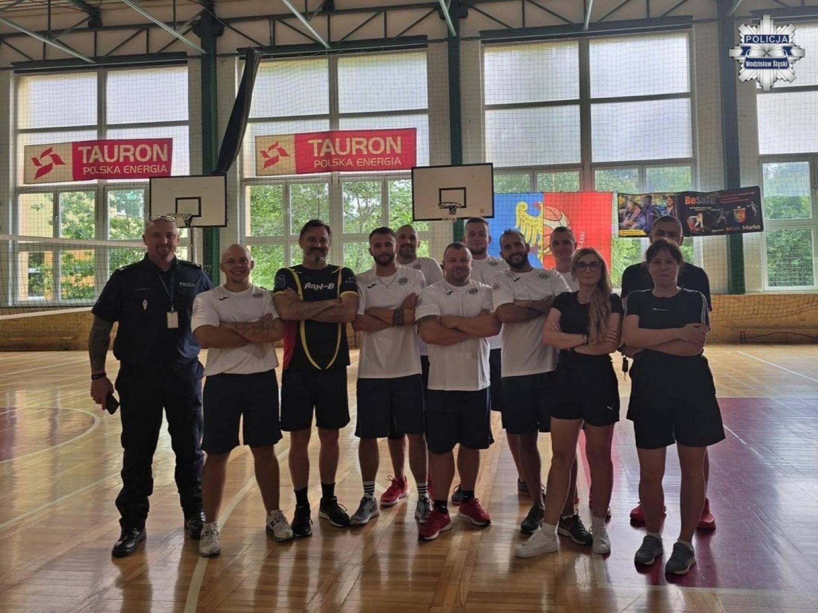 Zdjęcie w galerii na portalu naszwodzislaw.com: Policjanci zagrali w integracyjnym meczu wiadomości z regionu