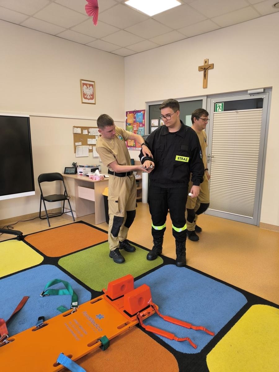 Zdjęcie w galerii na portalu naszwodzislaw.com: Strażacy z OSP Godów uczyli przedszkolaków pierwszej pomocy wiadomości z regionu