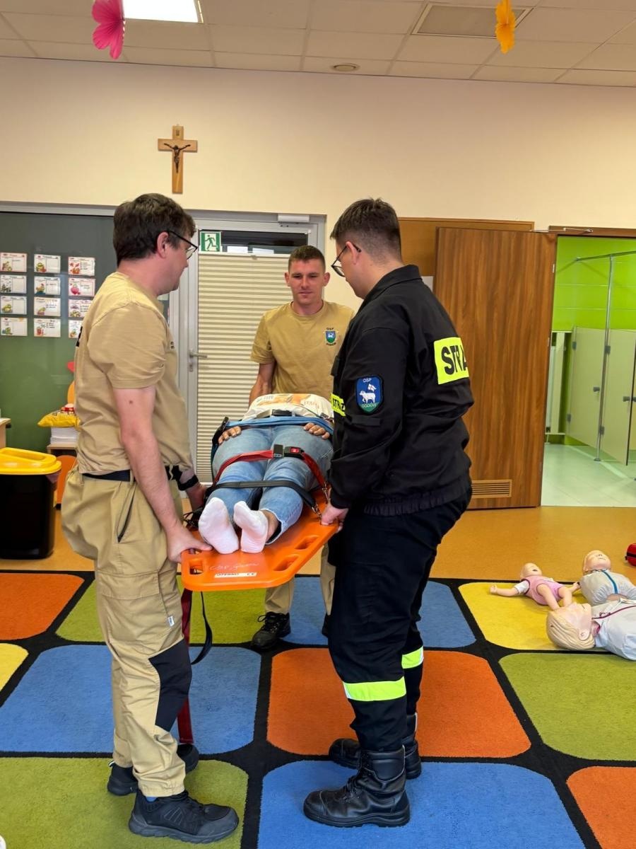 Zdjęcie w galerii na portalu naszwodzislaw.com: Strażacy z OSP Godów uczyli przedszkolaków pierwszej pomocy wiadomości z regionu