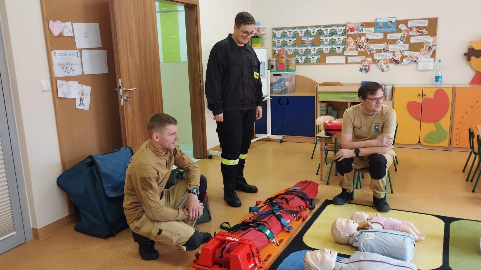 Zdjęcie w galerii na portalu naszwodzislaw.com: Strażacy z OSP Godów uczyli przedszkolaków pierwszej pomocy wiadomości z regionu