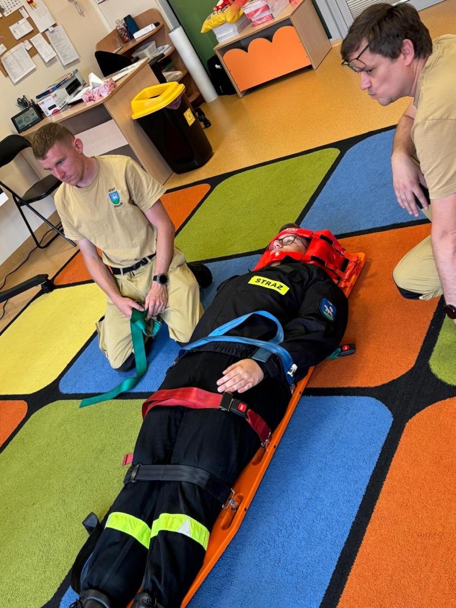 Zdjęcie w galerii na portalu naszwodzislaw.com: Strażacy z OSP Godów uczyli przedszkolaków pierwszej pomocy wiadomości z regionu