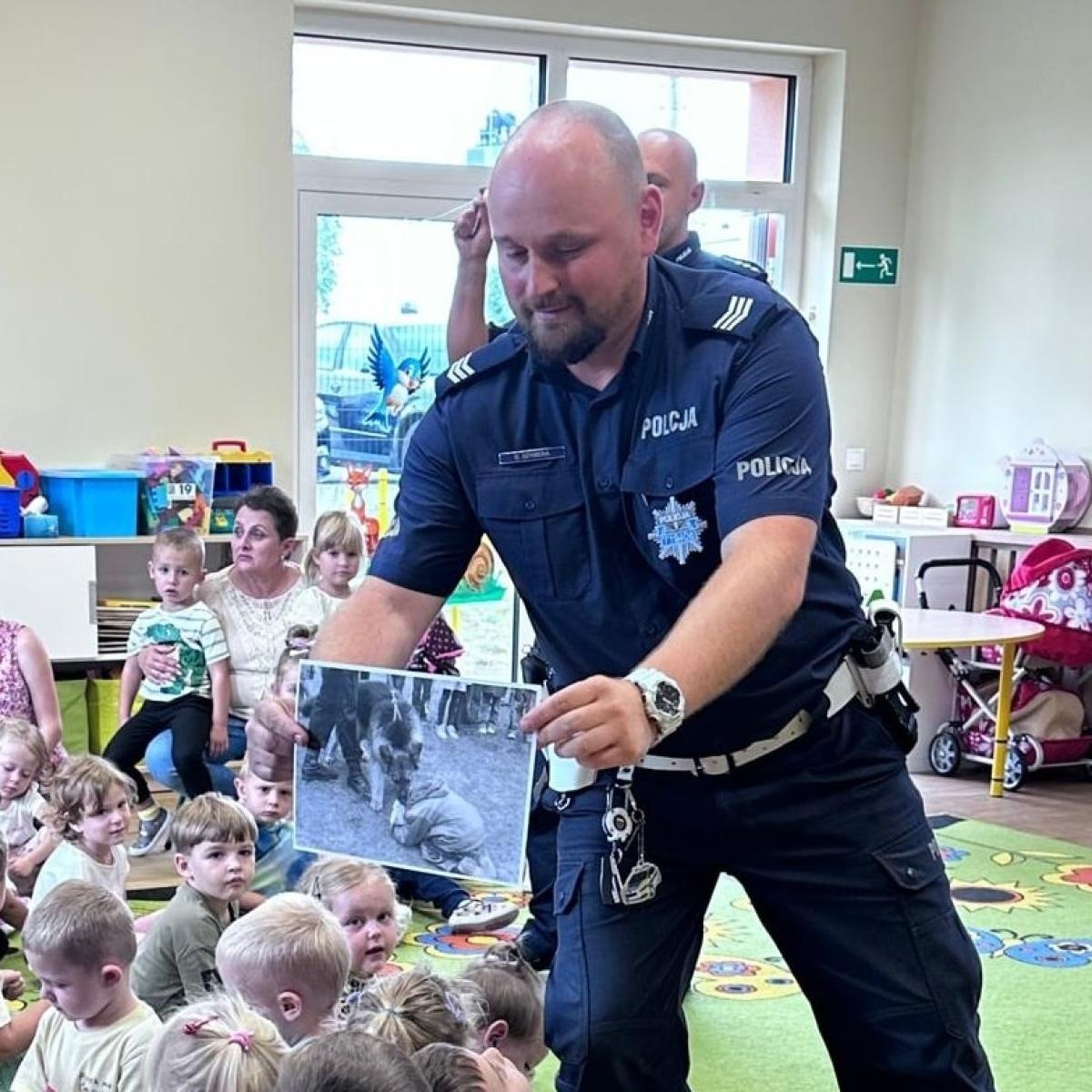 Zdjęcie w galerii na portalu naszwodzislaw.com: Bezpieczna droga do szkoły. Policjanci uczą najmłodszych o bezpieczeństwie wiadomości z regionu