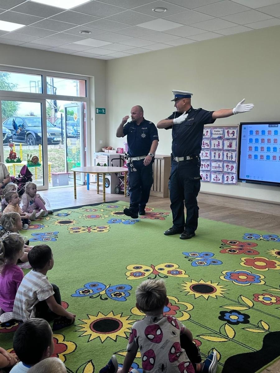 Zdjęcie w galerii na portalu naszwodzislaw.com: Bezpieczna droga do szkoły. Policjanci uczą najmłodszych o bezpieczeństwie wiadomości z regionu