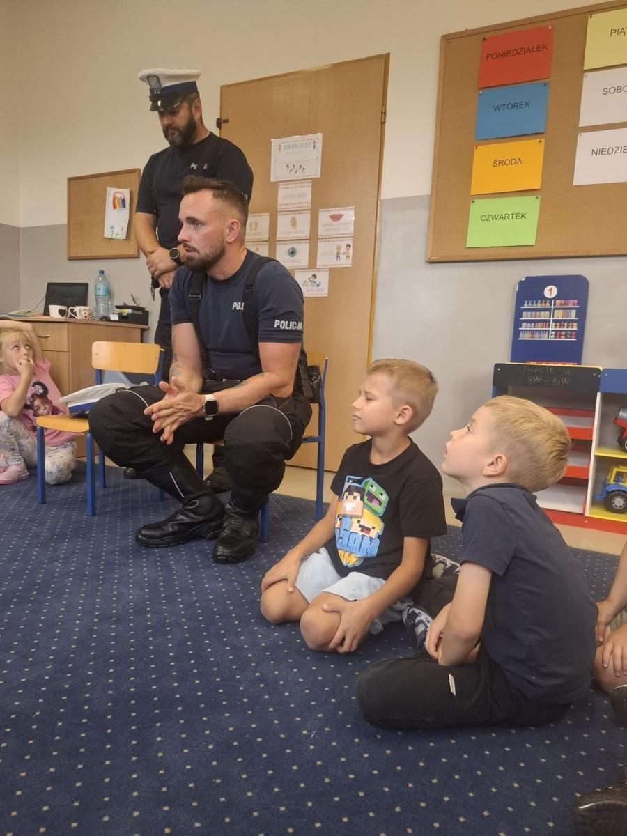 Zdjęcie w galerii na portalu naszwodzislaw.com: Bezpieczna droga do szkoły. Policjanci uczą najmłodszych o bezpieczeństwie wiadomości z regionu