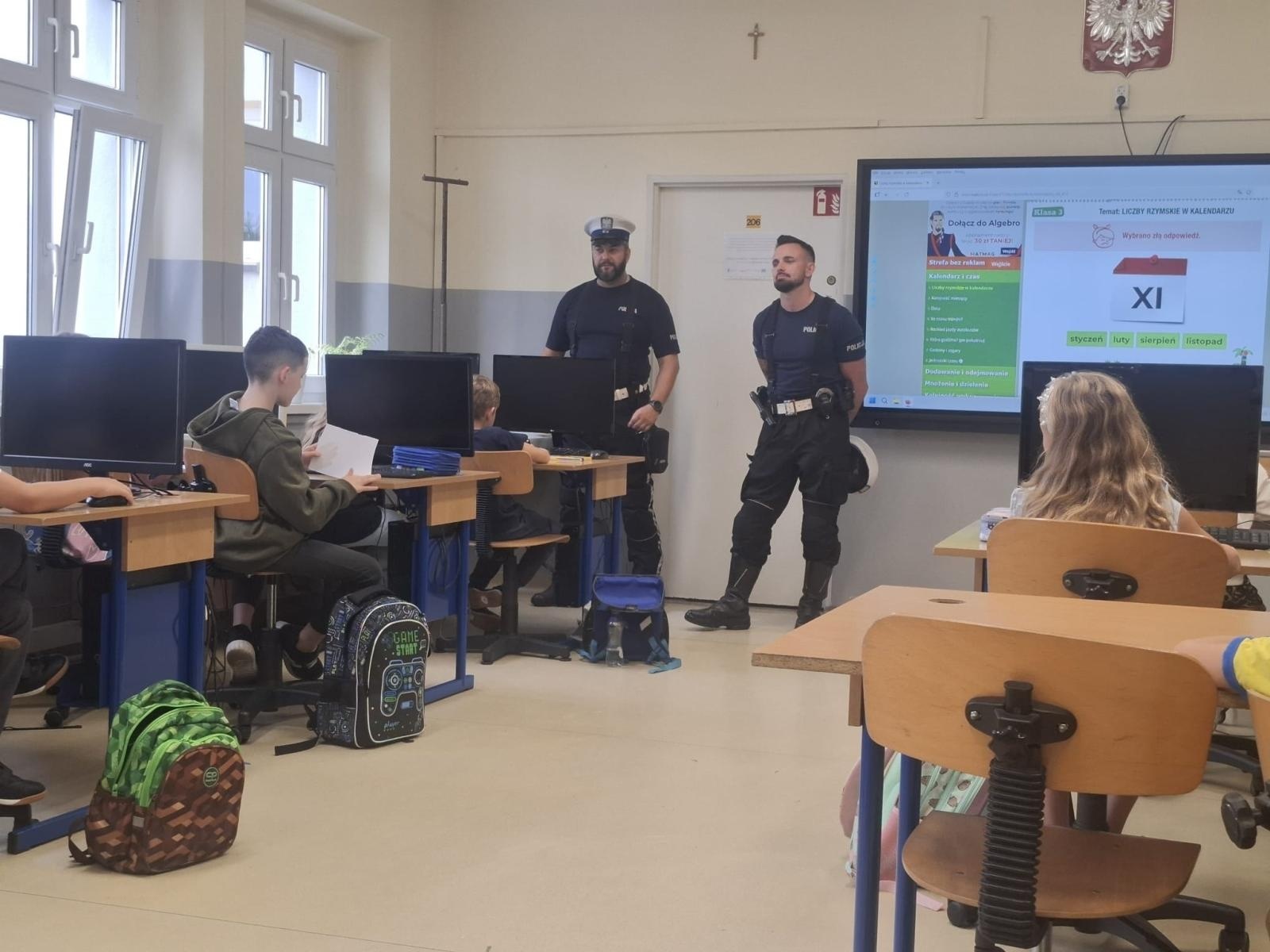 Zdjęcie w galerii na portalu naszwodzislaw.com: Bezpieczna droga do szkoły. Policjanci uczą najmłodszych o bezpieczeństwie wiadomości z regionu