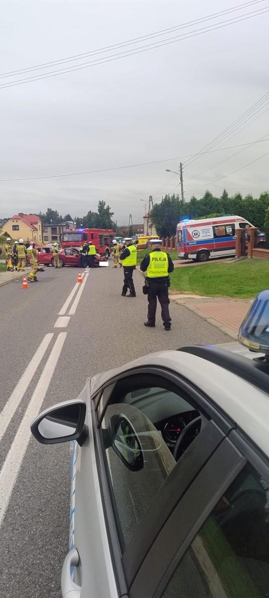 Zdjęcie w galerii na portalu naszwodzislaw.com: Poważny wypadek w Łaziskach. Pięć osób, w tym troje dzieci, w szpitalu! wiadomości z regionu