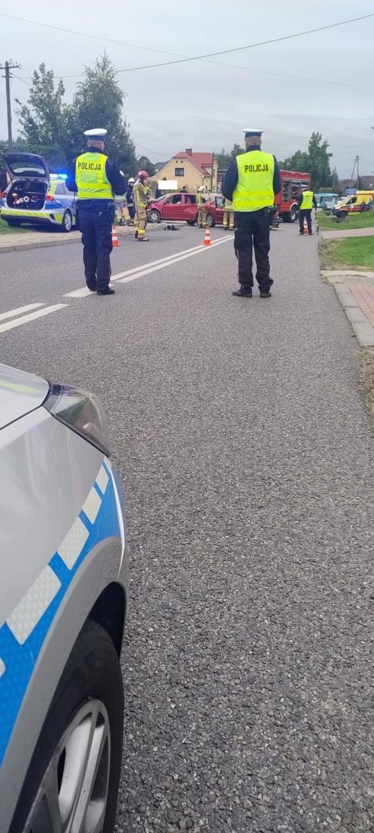 Zdjęcie w galerii na portalu naszwodzislaw.com: Poważny wypadek w Łaziskach. Pięć osób, w tym troje dzieci, w szpitalu! wiadomości z regionu