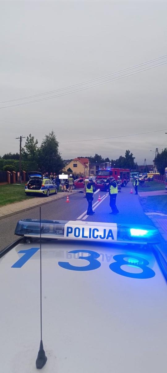 Zdjęcie w galerii na portalu naszwodzislaw.com: Poważny wypadek w Łaziskach. Pięć osób, w tym troje dzieci, w szpitalu! wiadomości z regionu