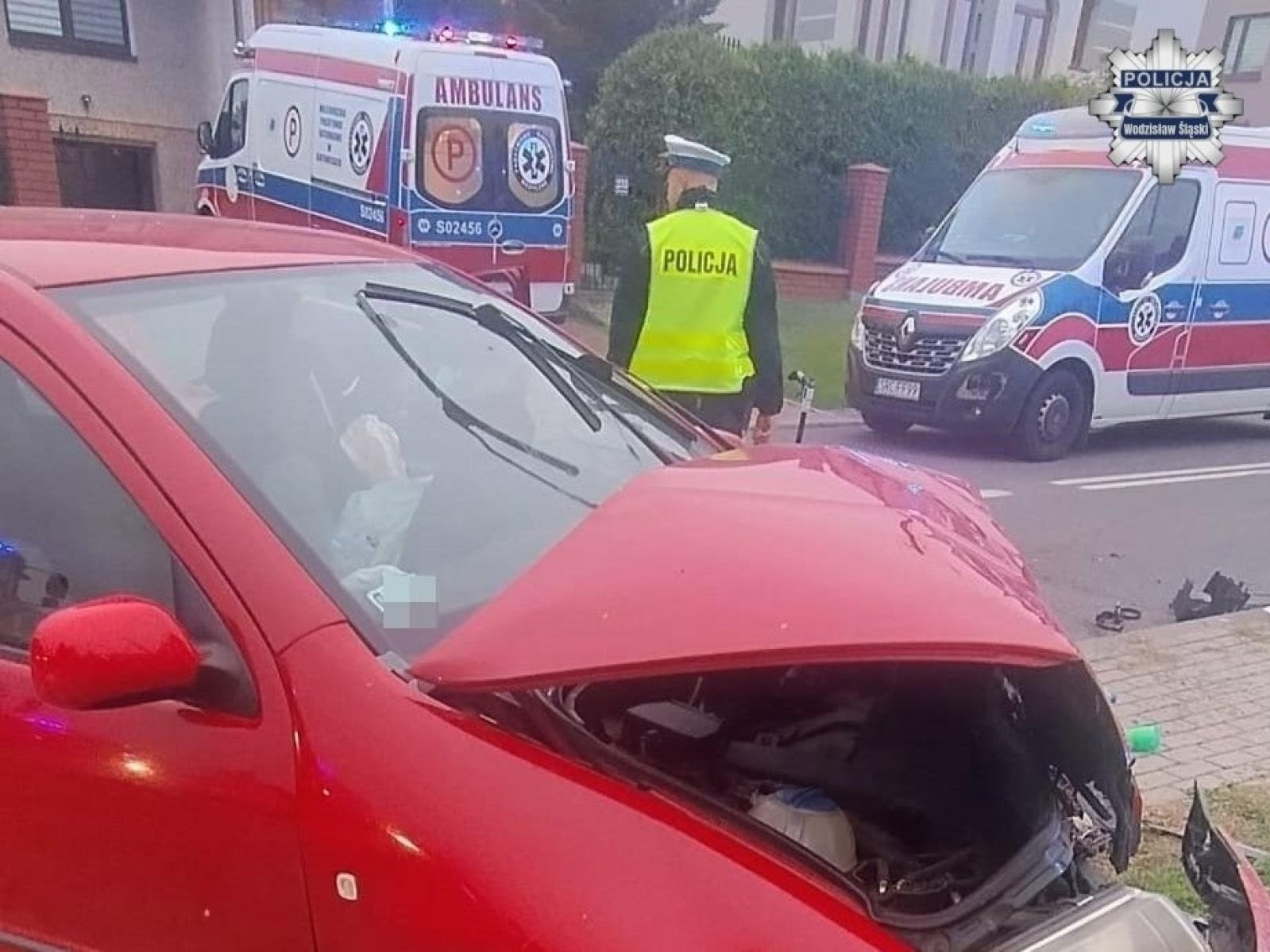 Zdjęcie w galerii na portalu naszwodzislaw.com: Policja wyjaśnia okoliczności wypadku w Łaziskach. Sprawca mógł być pod wpływem narkotyków! wiadomości z regionu