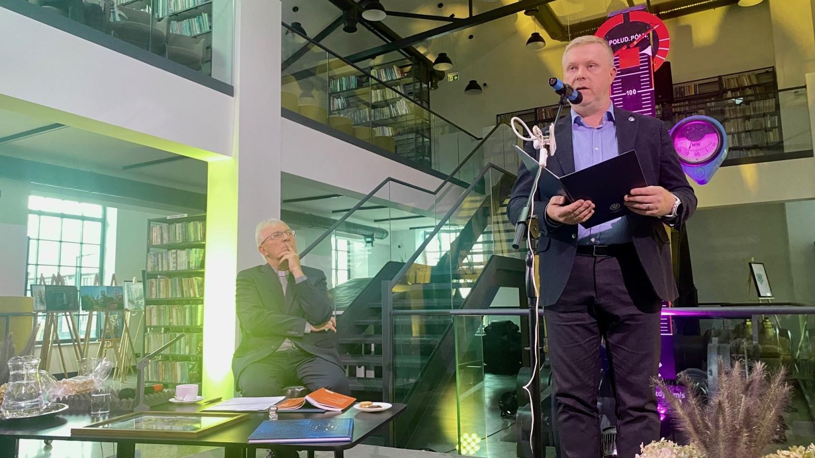 Zdjęcie w galerii na portalu naszwodzislaw.com: Pszów: Król Dawid ożył w bibliotece wiadomości z regionu