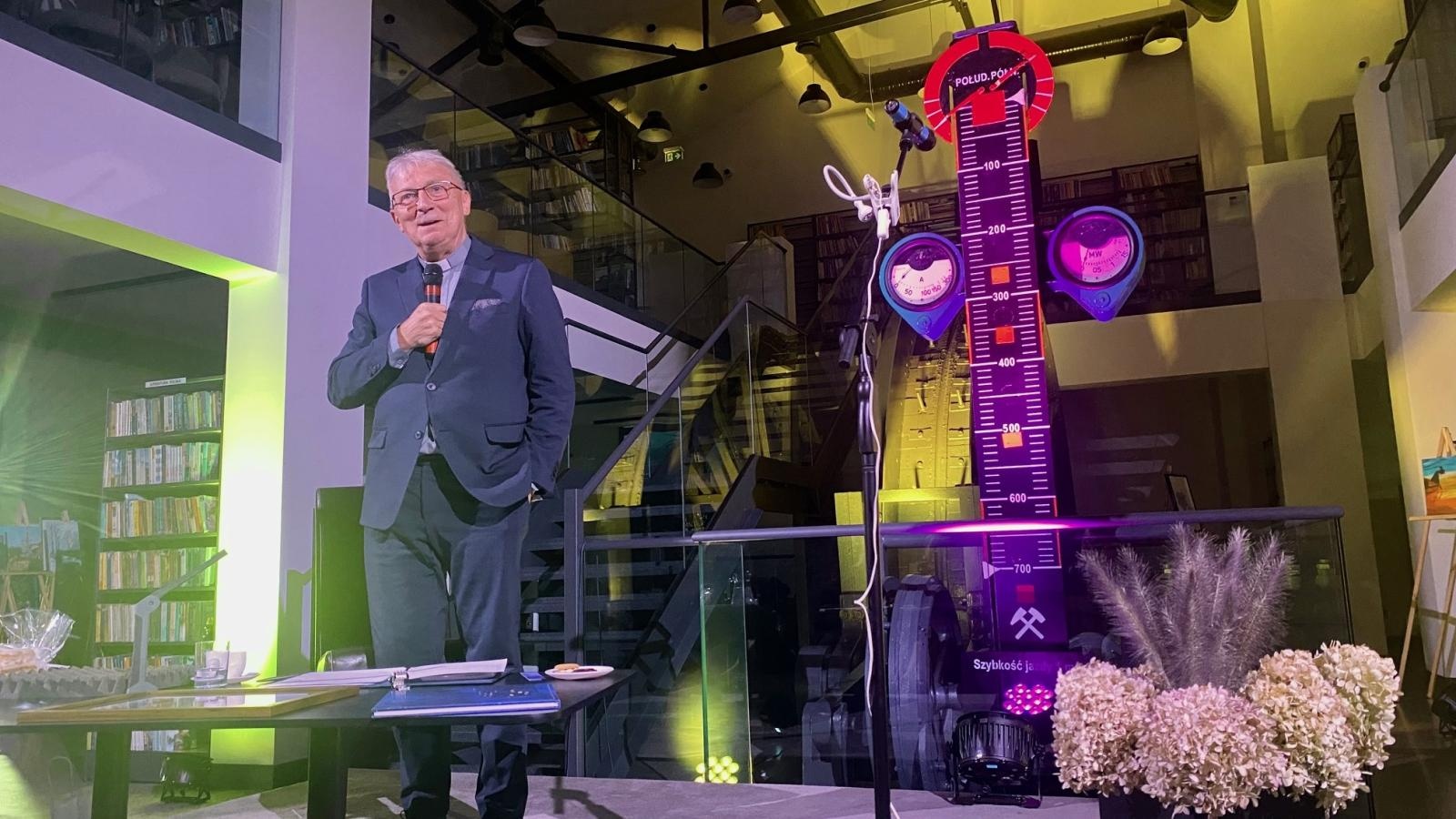 Zdjęcie w galerii na portalu naszwodzislaw.com: Pszów: Król Dawid ożył w bibliotece wiadomości z regionu