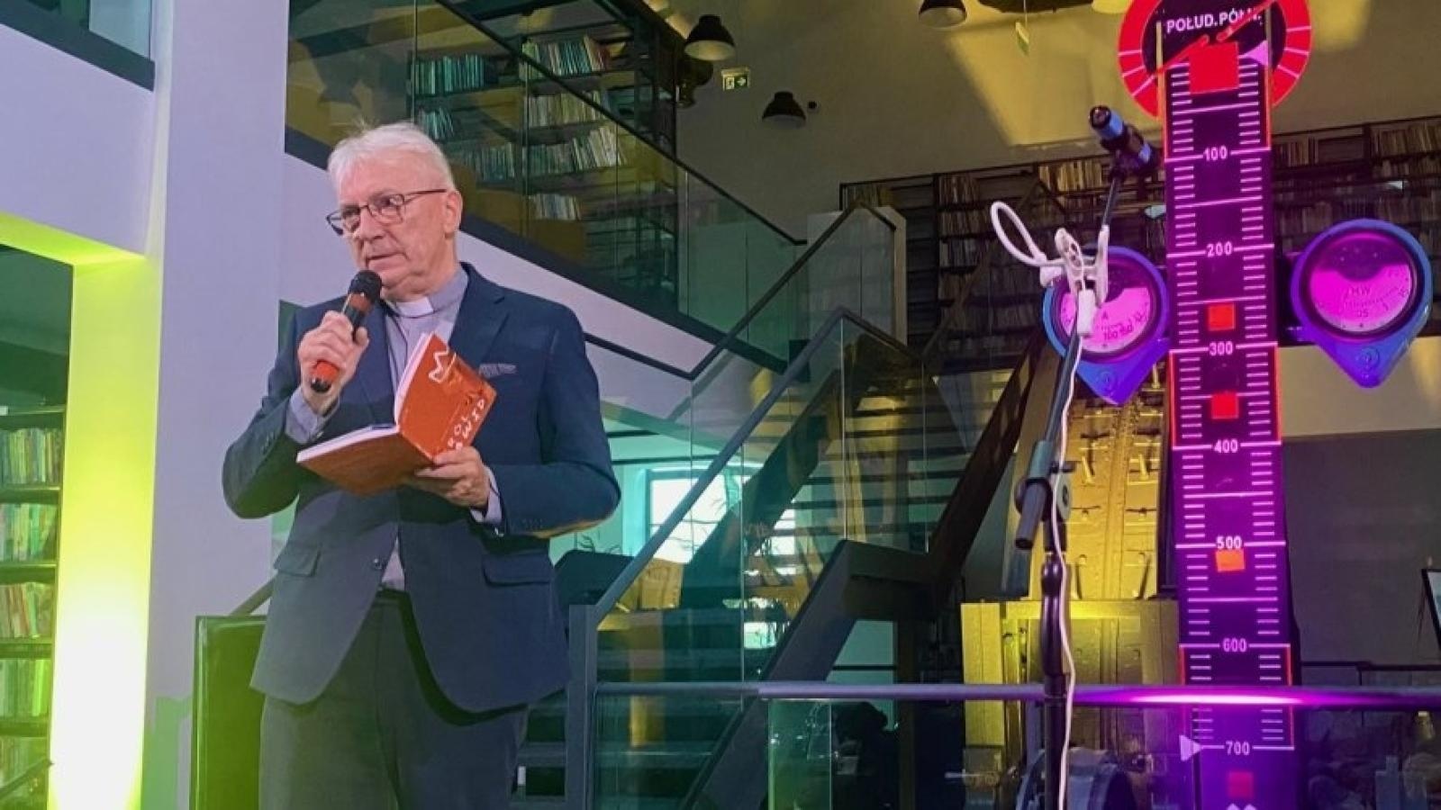 Zdjęcie w galerii na portalu naszwodzislaw.com: Pszów: Król Dawid ożył w bibliotece wiadomości z regionu