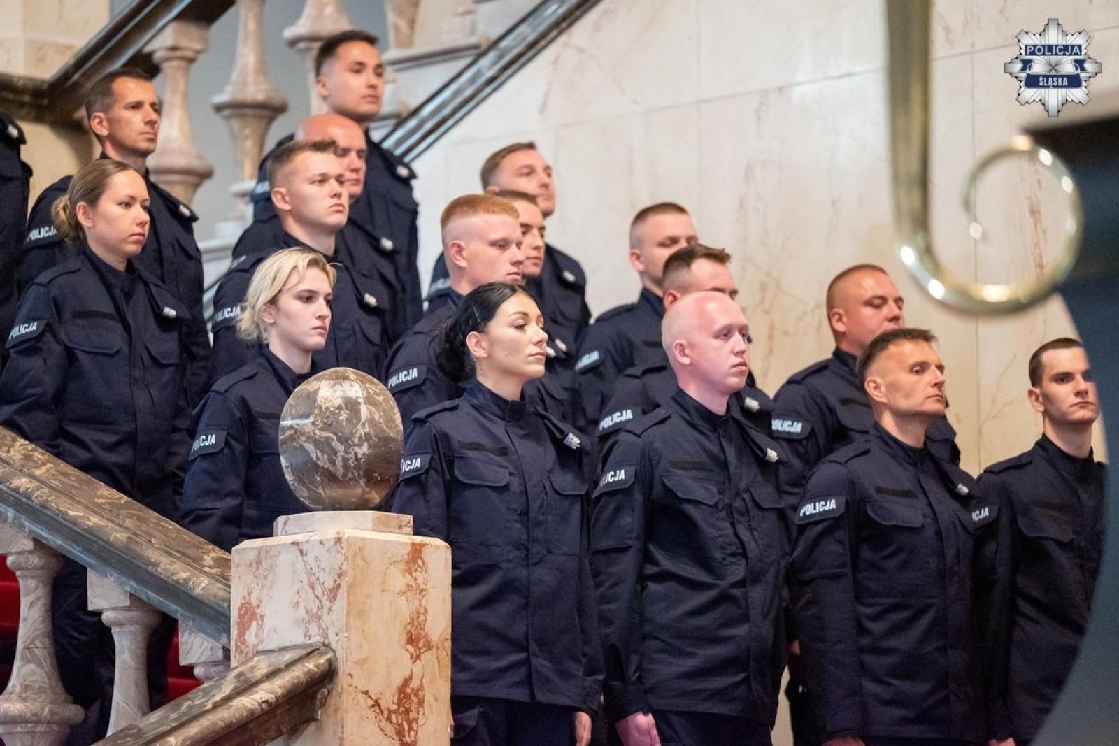 Zdjęcie w galerii na portalu naszwodzislaw.com: Nowi policjanci ślubowali w Śląskim Urzędzie Wojewódzkim [FOTO] wiadomości z regionu