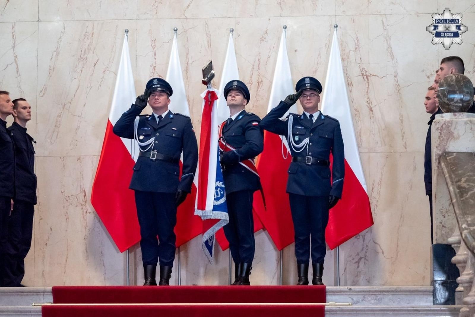 Zdjęcie w galerii na portalu naszwodzislaw.com: Nowi policjanci ślubowali w Śląskim Urzędzie Wojewódzkim [FOTO] wiadomości z regionu
