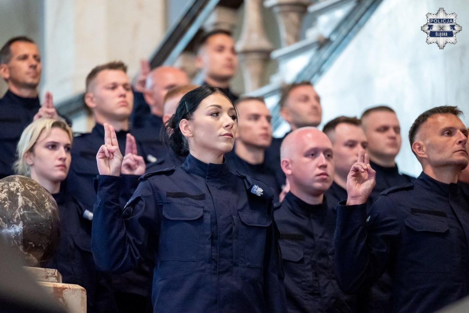 Zdjęcie w galerii na portalu naszwodzislaw.com: Nowi policjanci ślubowali w Śląskim Urzędzie Wojewódzkim [FOTO] wiadomości z regionu