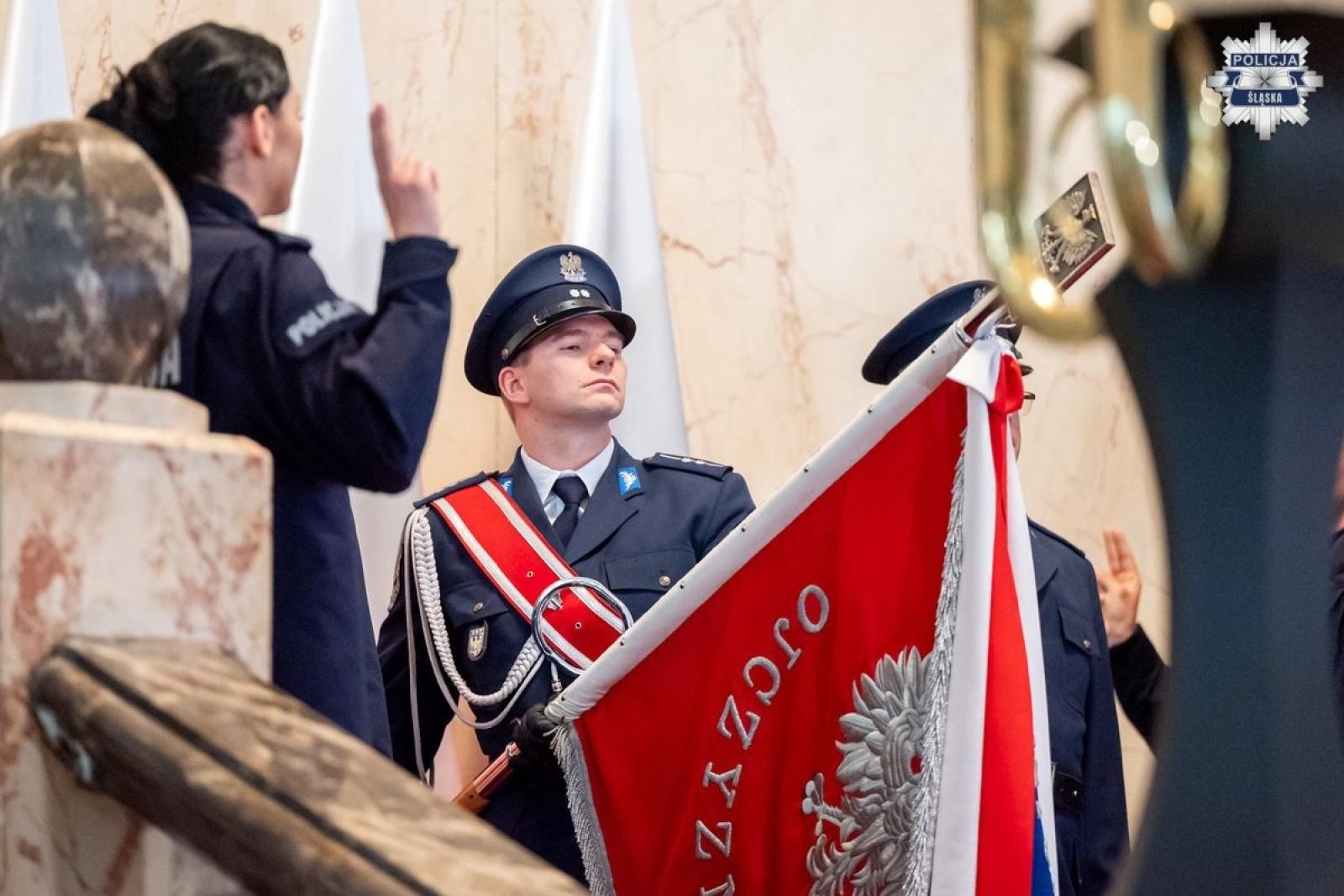 Zdjęcie w galerii na portalu naszwodzislaw.com: Nowi policjanci ślubowali w Śląskim Urzędzie Wojewódzkim [FOTO] wiadomości z regionu