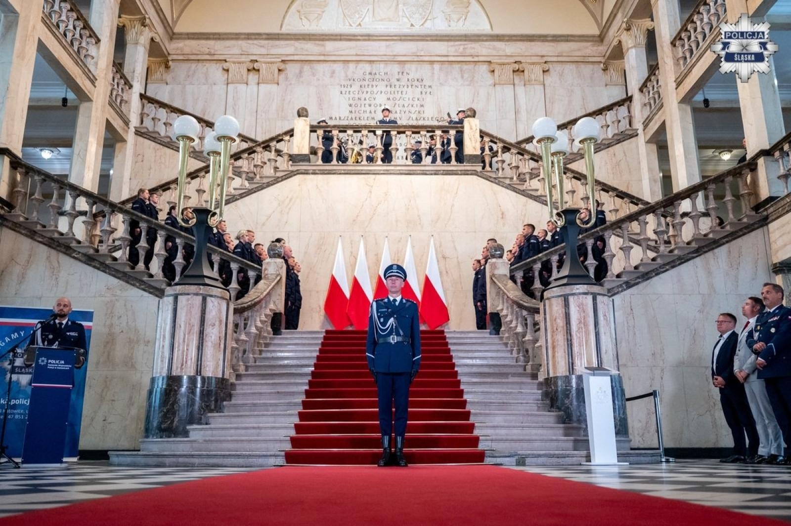 Zdjęcie w galerii na portalu naszwodzislaw.com: Nowi policjanci ślubowali w Śląskim Urzędzie Wojewódzkim [FOTO] wiadomości z regionu