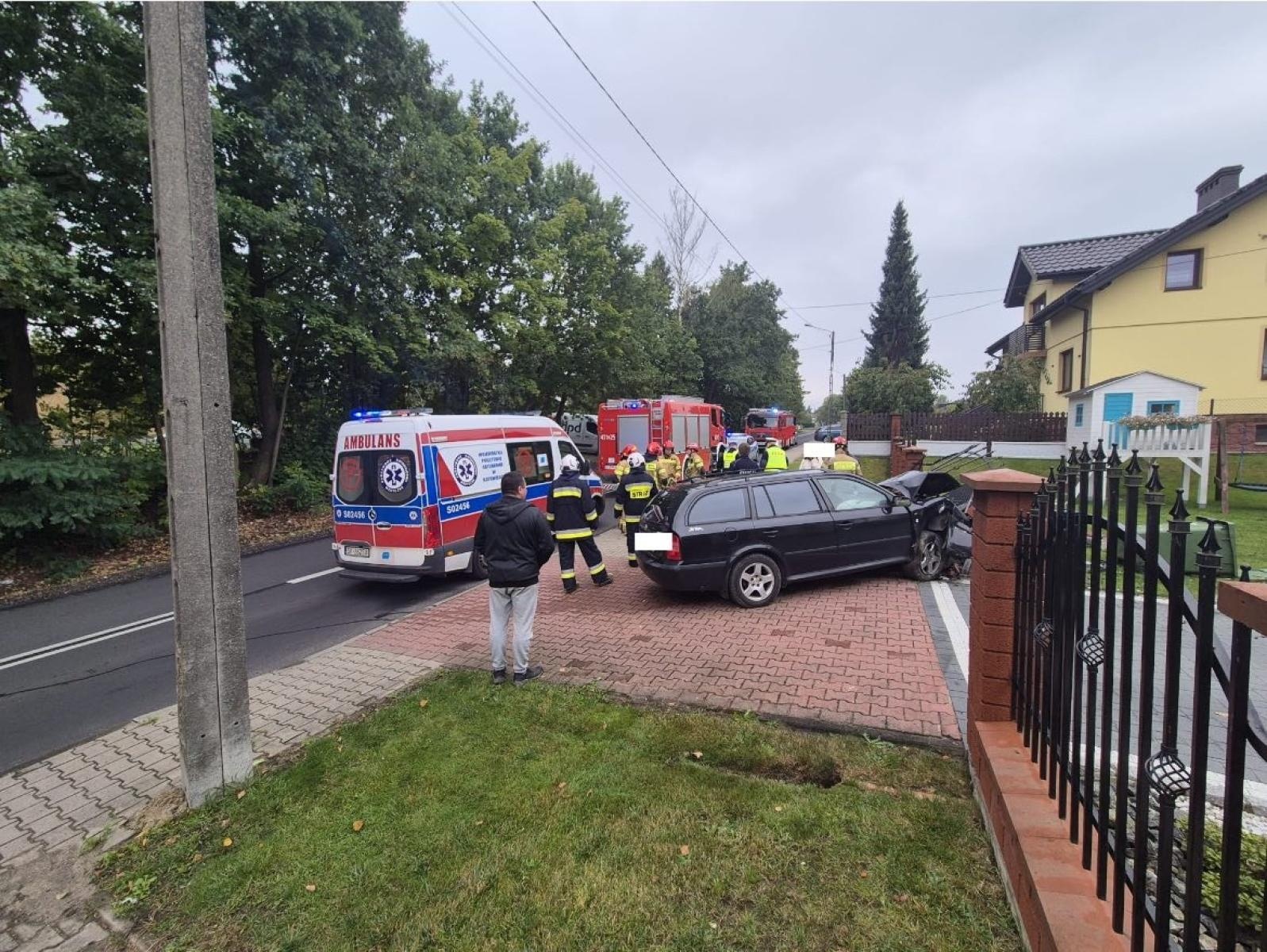 Zdjęcie w galerii na portalu naszwodzislaw.com: Gołkowice: Zasnął za kierownicą i wjechał w ogrodzenie wiadomości z regionu