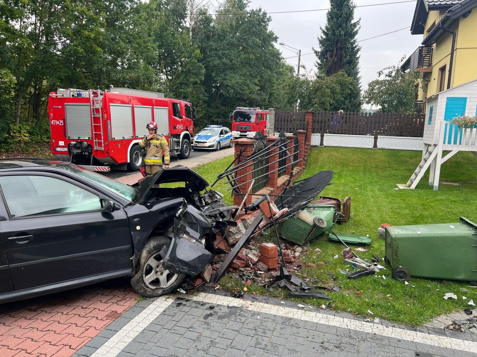Zdjęcie w galerii na portalu naszwodzislaw.com: Gołkowice: Zasnął za kierownicą i wjechał w ogrodzenie wiadomości z regionu