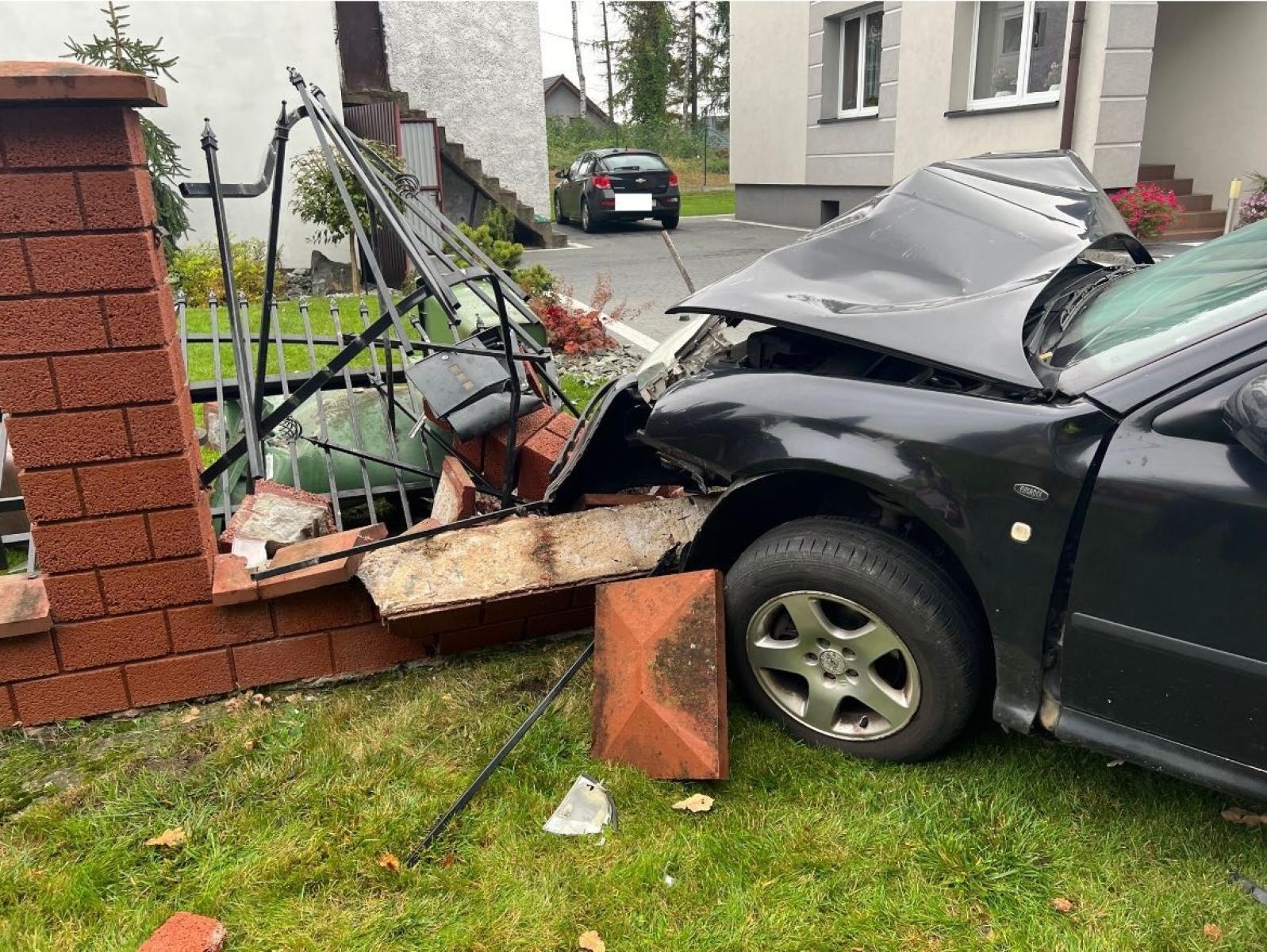 Zdjęcie w galerii na portalu naszwodzislaw.com: Gołkowice: Zasnął za kierownicą i wjechał w ogrodzenie wiadomości z regionu