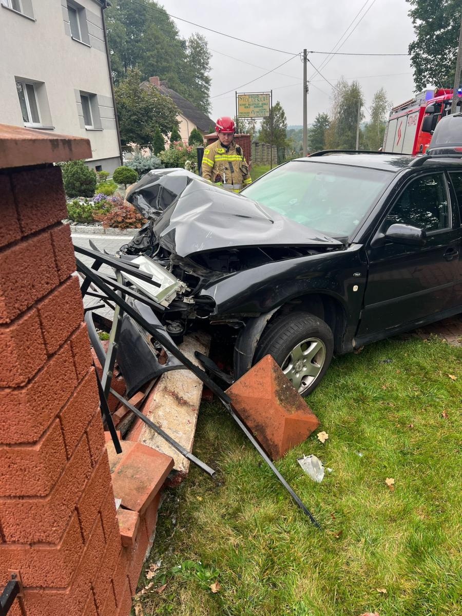 Zdjęcie w galerii na portalu naszwodzislaw.com: Gołkowice: Zasnął za kierownicą i wjechał w ogrodzenie wiadomości z regionu