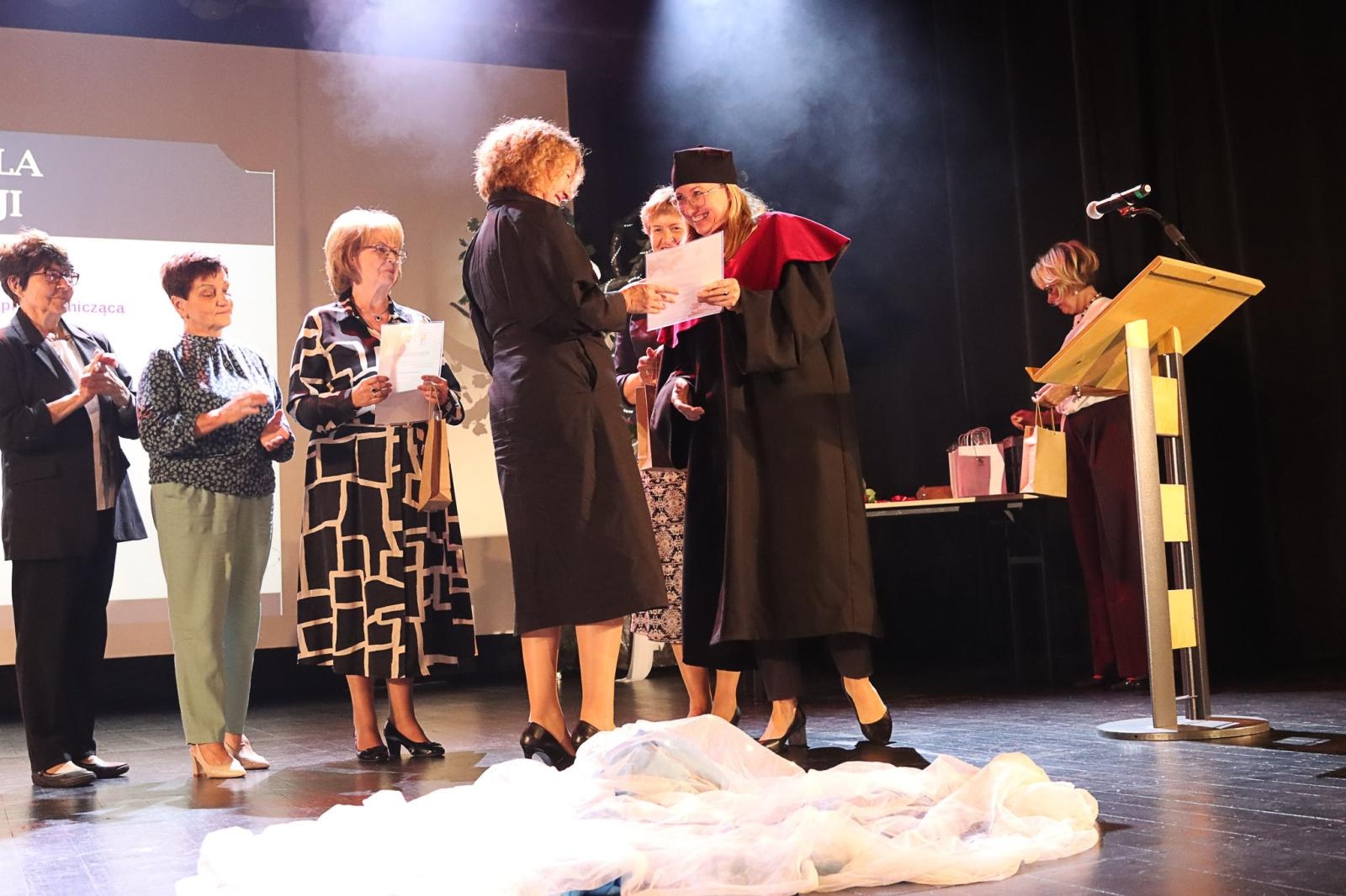 Zdjęcie w galerii na portalu naszwodzislaw.com: Seniorzy zainaugurowali nowy rok akademicki 2025/2026 wiadomości z regionu