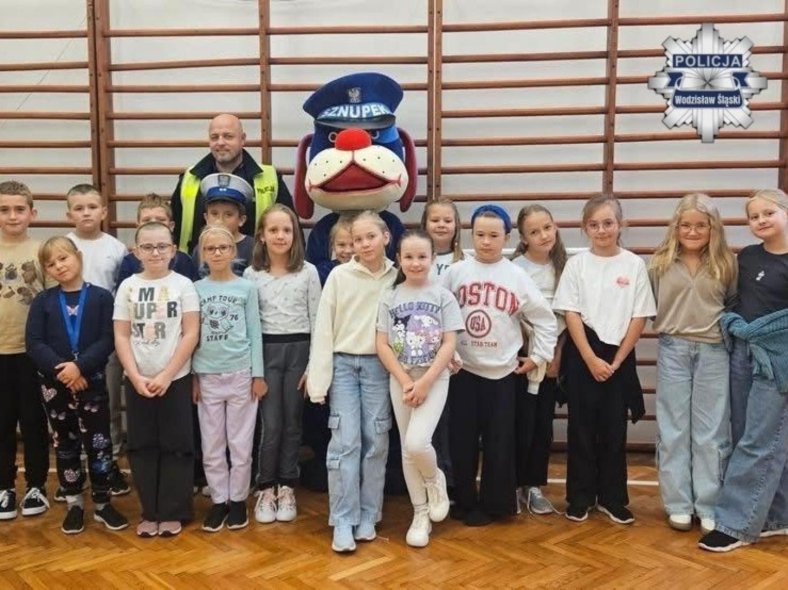 Zdjęcie w galerii na portalu naszwodzislaw.com: O hejcie z najstarszymi, o bezpiecznej drodze do szkoły z najmłodszymi. Policyjne pogadanki w Gołkowicach wiadomości z regionu