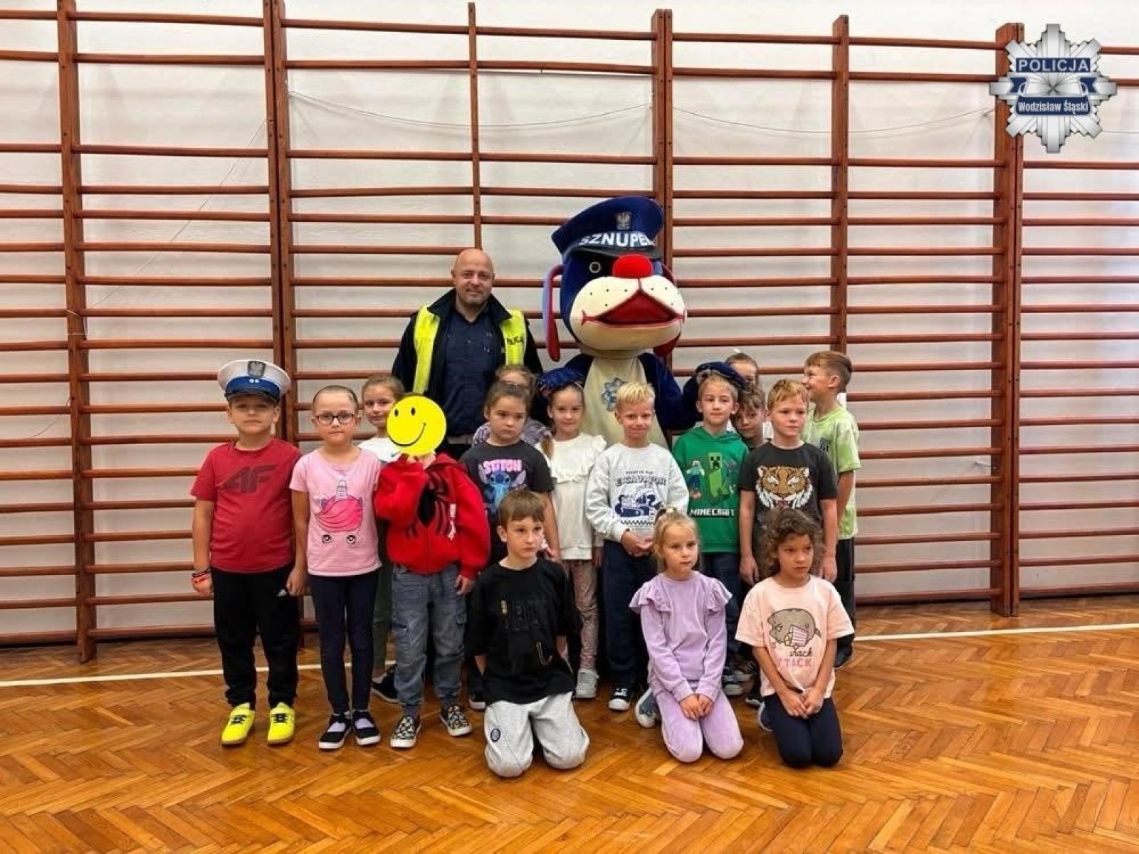 Zdjęcie w galerii na portalu naszwodzislaw.com: O hejcie z najstarszymi, o bezpiecznej drodze do szkoły z najmłodszymi. Policyjne pogadanki w Gołkowicach wiadomości z regionu