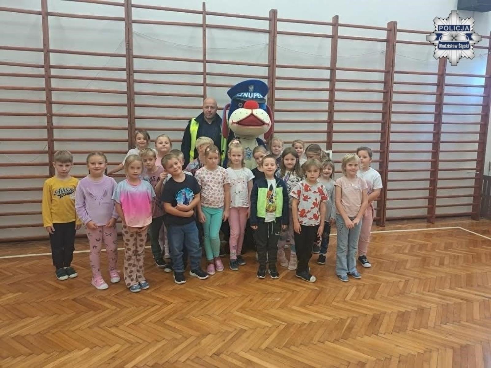 Zdjęcie w galerii na portalu naszwodzislaw.com: O hejcie z najstarszymi, o bezpiecznej drodze do szkoły z najmłodszymi. Policyjne pogadanki w Gołkowicach wiadomości z regionu