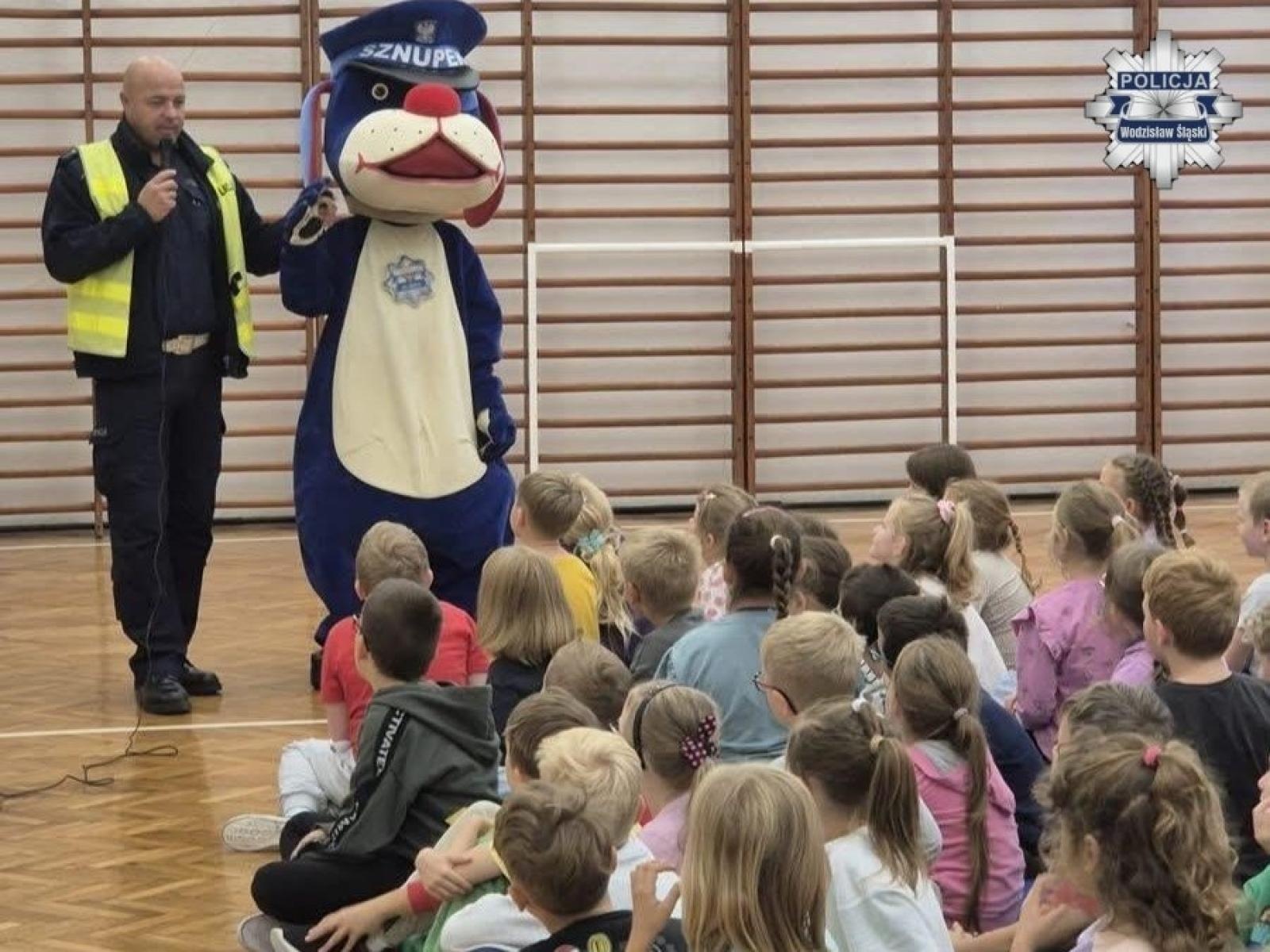 Zdjęcie w galerii na portalu naszwodzislaw.com: O hejcie z najstarszymi, o bezpiecznej drodze do szkoły z najmłodszymi. Policyjne pogadanki w Gołkowicach wiadomości z regionu