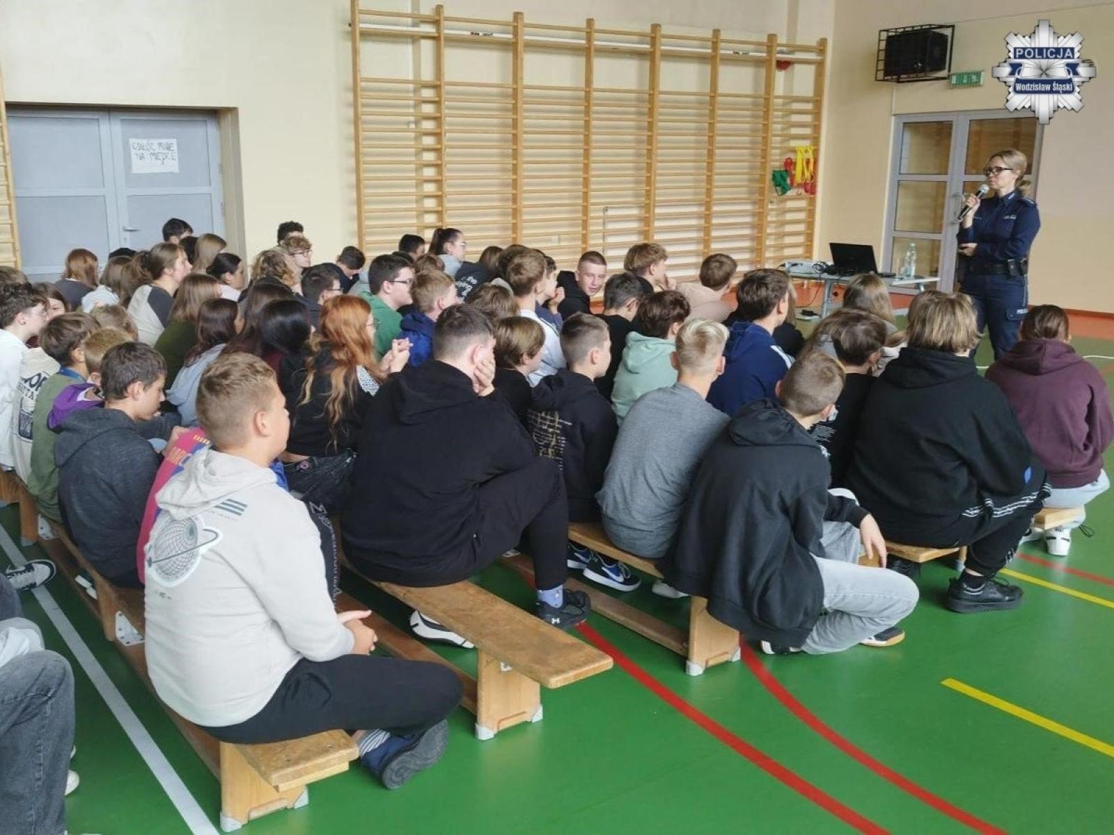 Zdjęcie w galerii na portalu naszwodzislaw.com: O hejcie z najstarszymi, o bezpiecznej drodze do szkoły z najmłodszymi. Policyjne pogadanki w Gołkowicach wiadomości z regionu