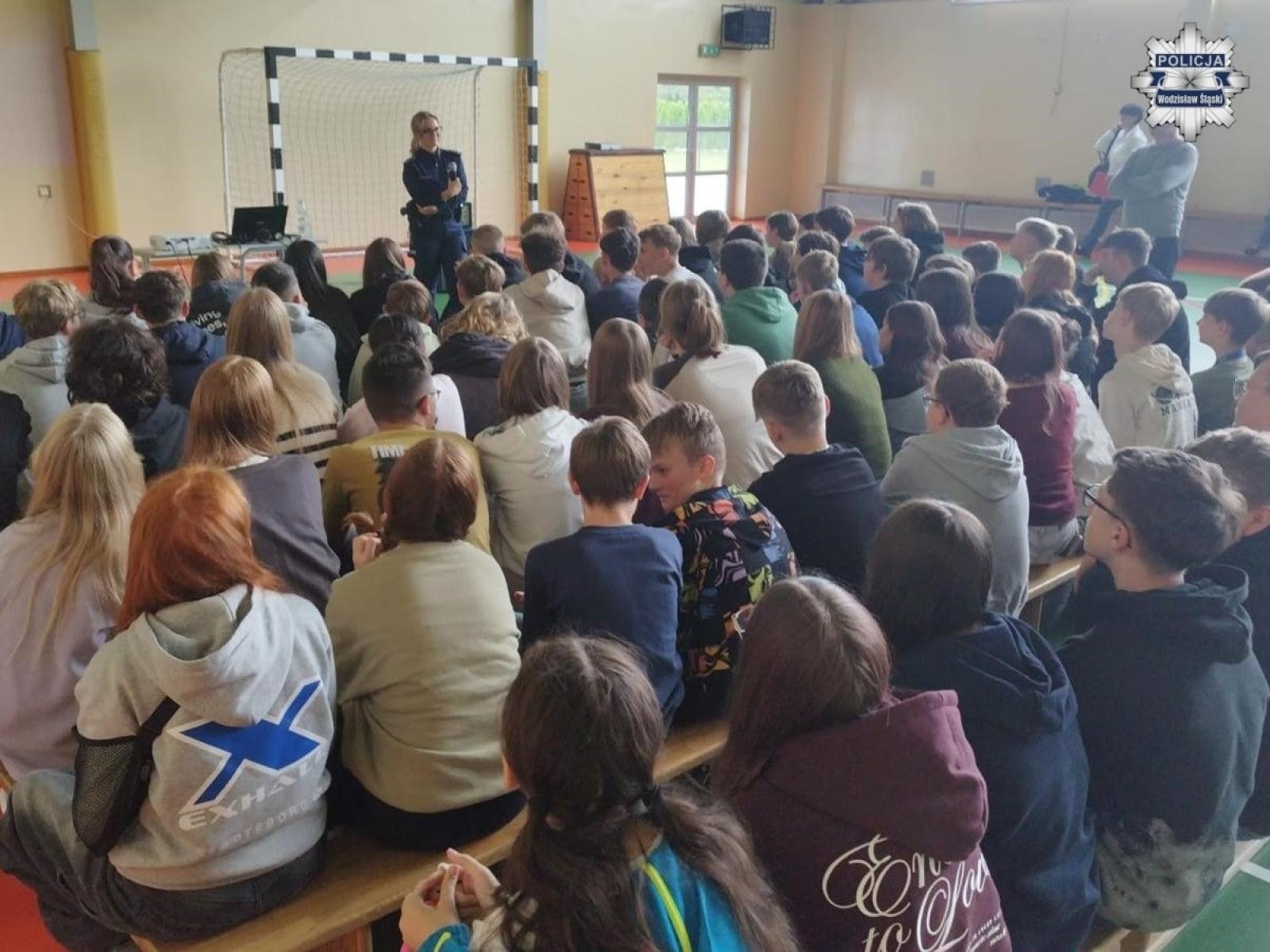 Zdjęcie w galerii na portalu naszwodzislaw.com: O hejcie z najstarszymi, o bezpiecznej drodze do szkoły z najmłodszymi. Policyjne pogadanki w Gołkowicach wiadomości z regionu