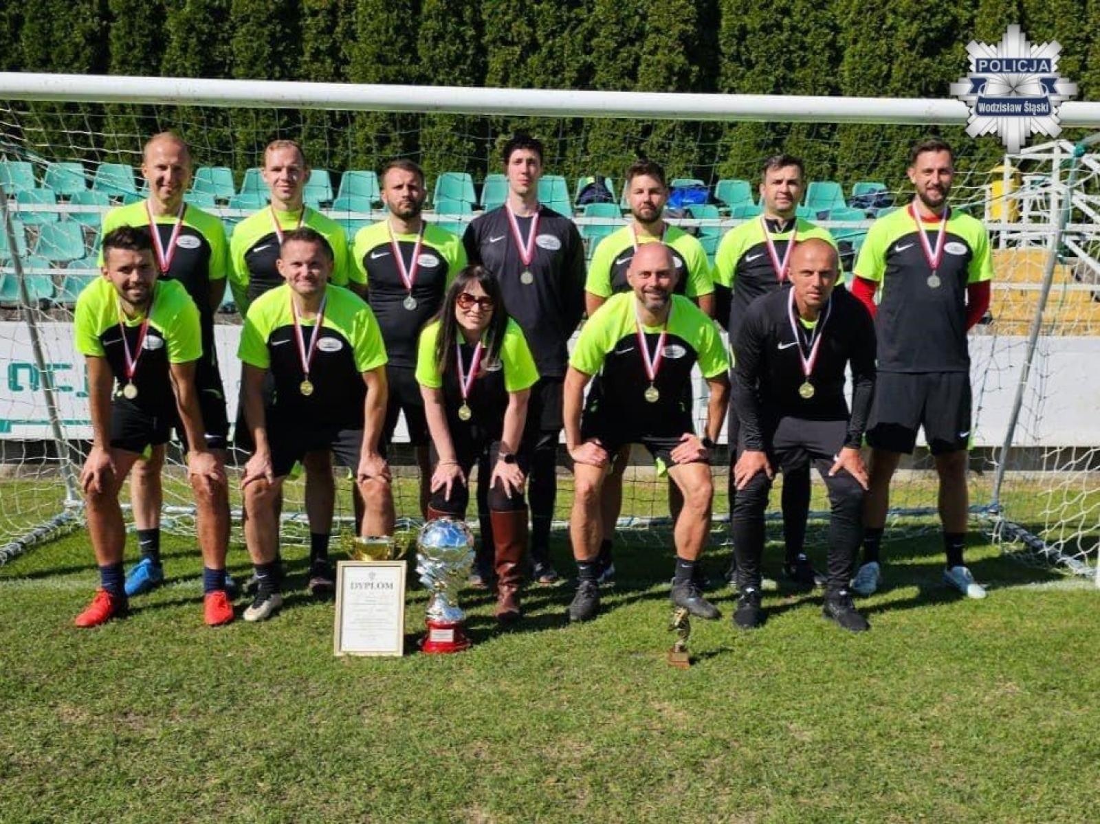 Zdjęcie w galerii na portalu naszwodzislaw.com: Drużyna Urzędu Wojewódzkiego mistrzem Polski. Policjant z Wodzisławia Śląskiego w zwycięskim składzie wiadomości z regionu