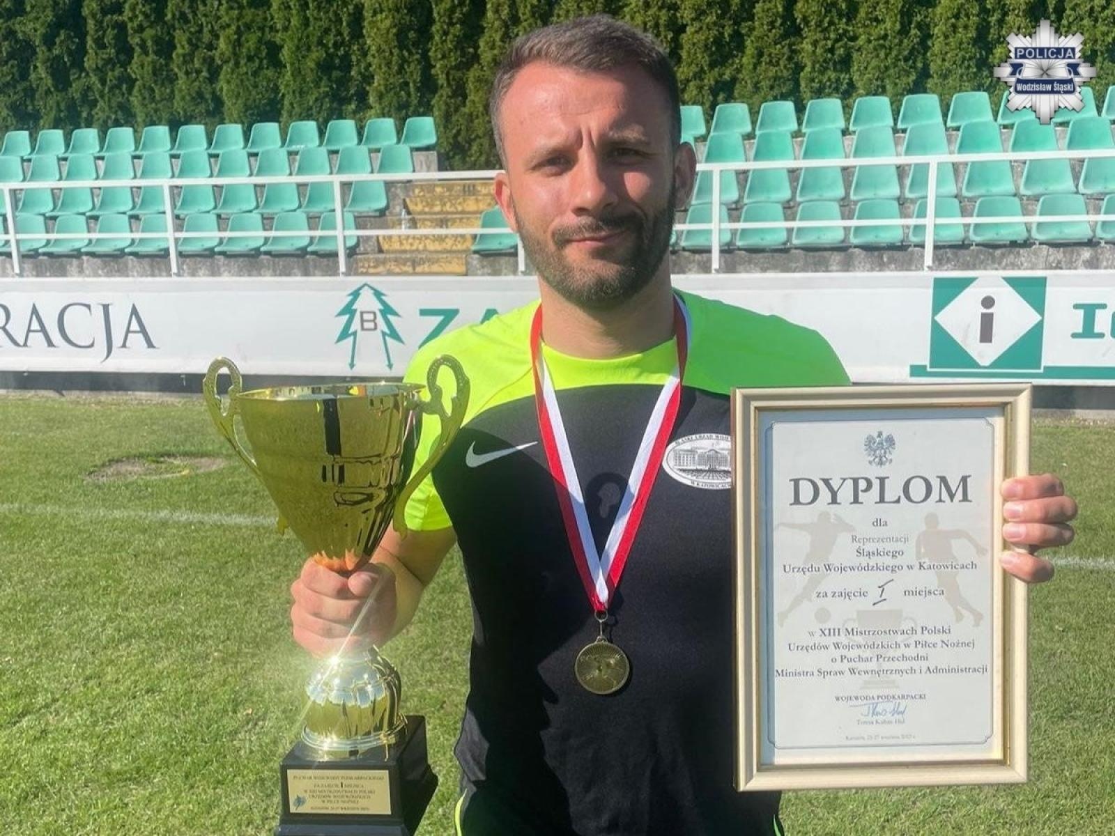 Zdjęcie w galerii na portalu naszwodzislaw.com: Drużyna Urzędu Wojewódzkiego mistrzem Polski. Policjant z Wodzisławia Śląskiego w zwycięskim składzie wiadomości z regionu