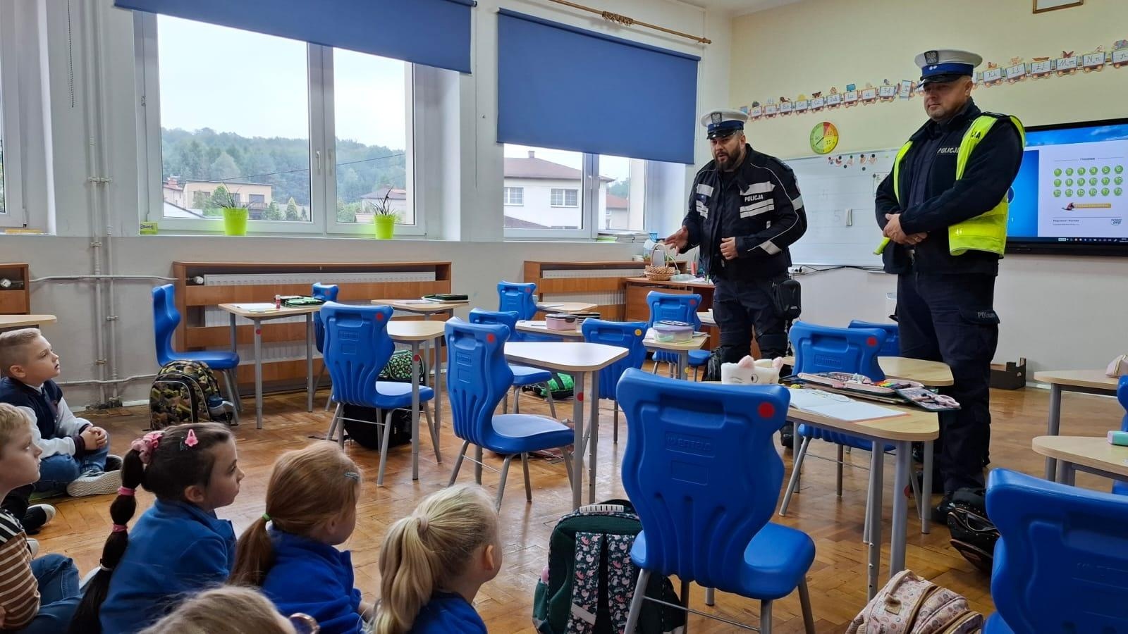 Zdjęcie w galerii na portalu naszwodzislaw.com: Bezpiecznie w drodze do szkoły. Spotkanie z policjantami w SP 16 wiadomości z regionu