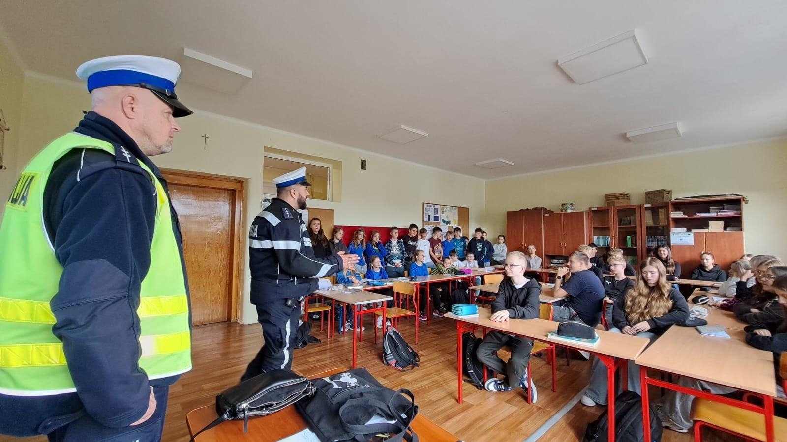 Zdjęcie w galerii na portalu naszwodzislaw.com: Bezpiecznie w drodze do szkoły. Spotkanie z policjantami w SP 16 wiadomości z regionu