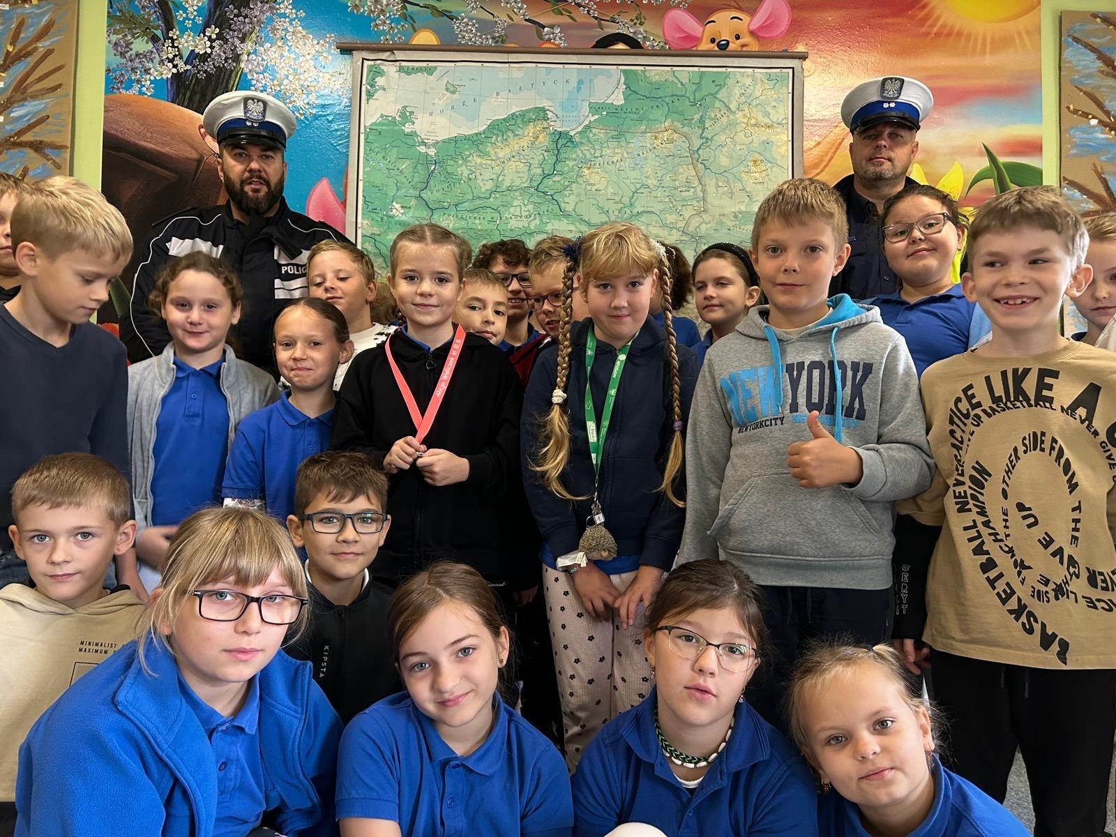 Zdjęcie w galerii na portalu naszwodzislaw.com: Bezpiecznie w drodze do szkoły. Spotkanie z policjantami w SP 16 wiadomości z regionu