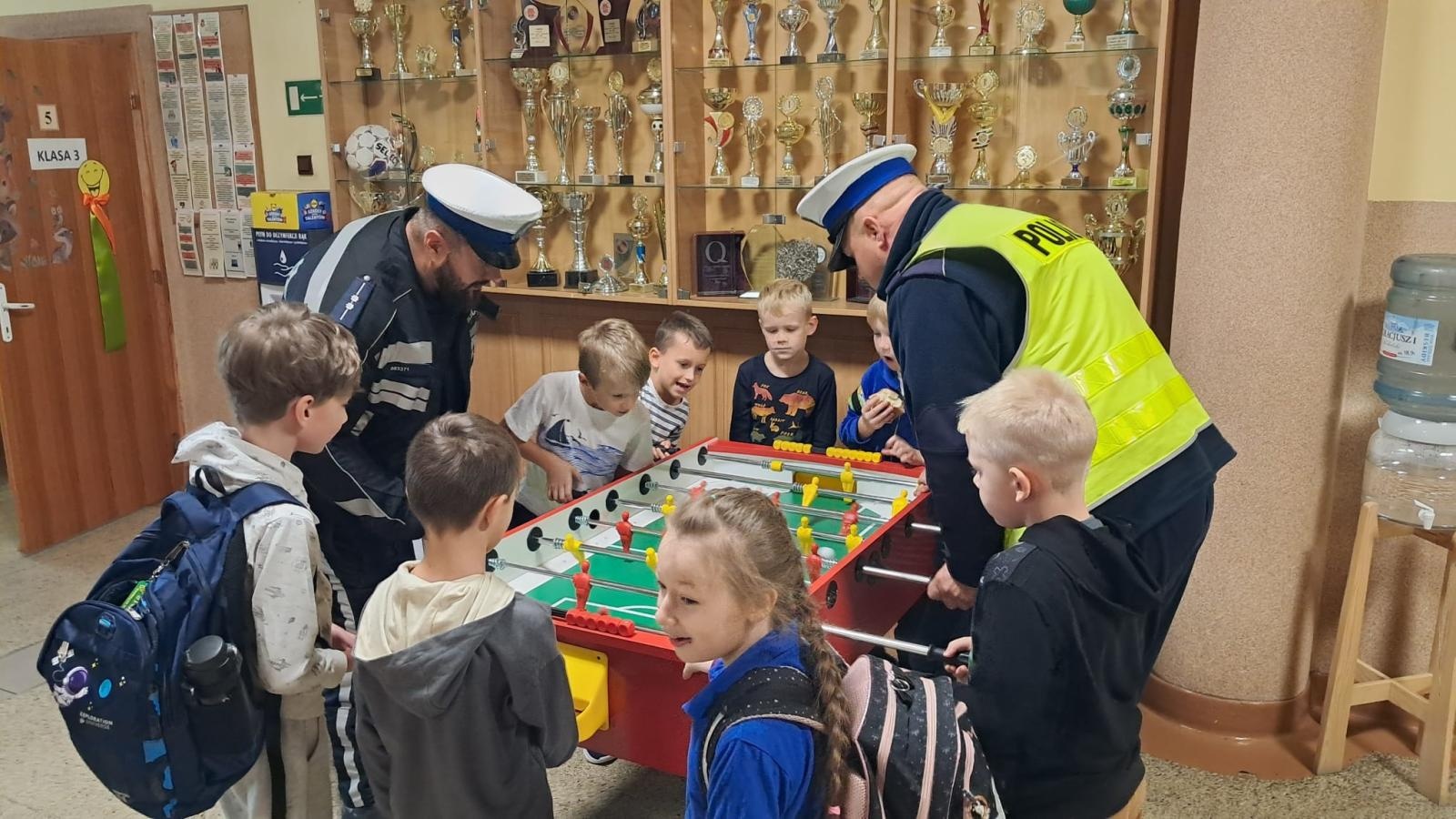 Zdjęcie w galerii na portalu naszwodzislaw.com: Bezpiecznie w drodze do szkoły. Spotkanie z policjantami w SP 16 wiadomości z regionu