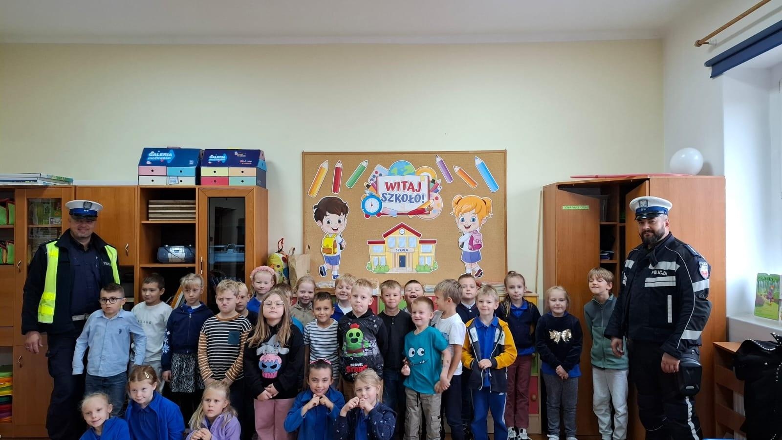 Zdjęcie w galerii na portalu naszwodzislaw.com: Bezpiecznie w drodze do szkoły. Spotkanie z policjantami w SP 16 wiadomości z regionu