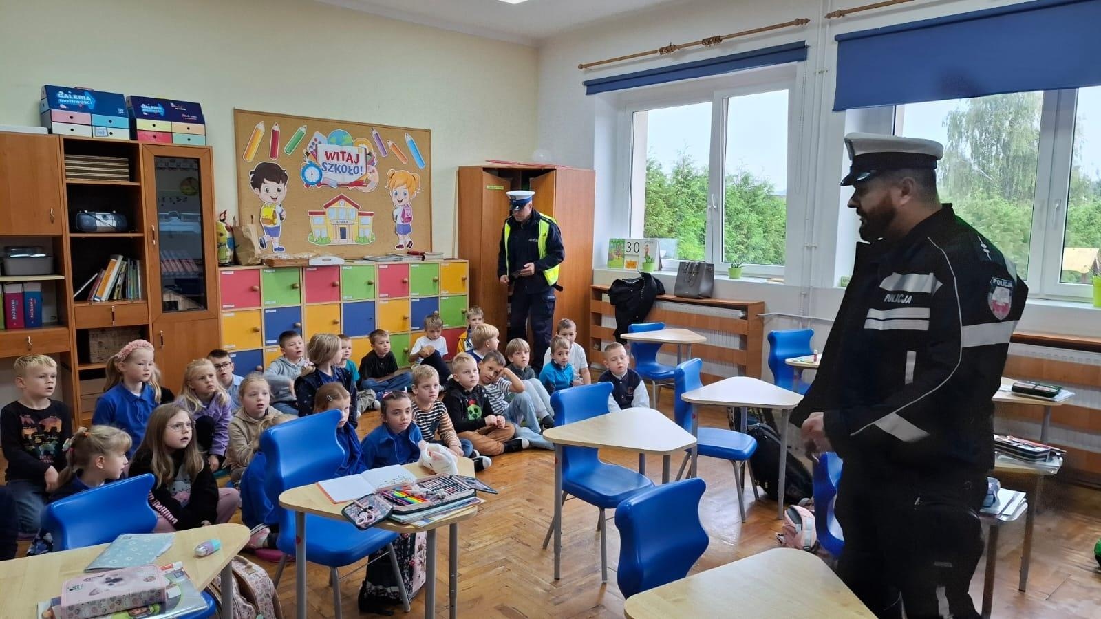 Zdjęcie w galerii na portalu naszwodzislaw.com: Bezpiecznie w drodze do szkoły. Spotkanie z policjantami w SP 16 wiadomości z regionu