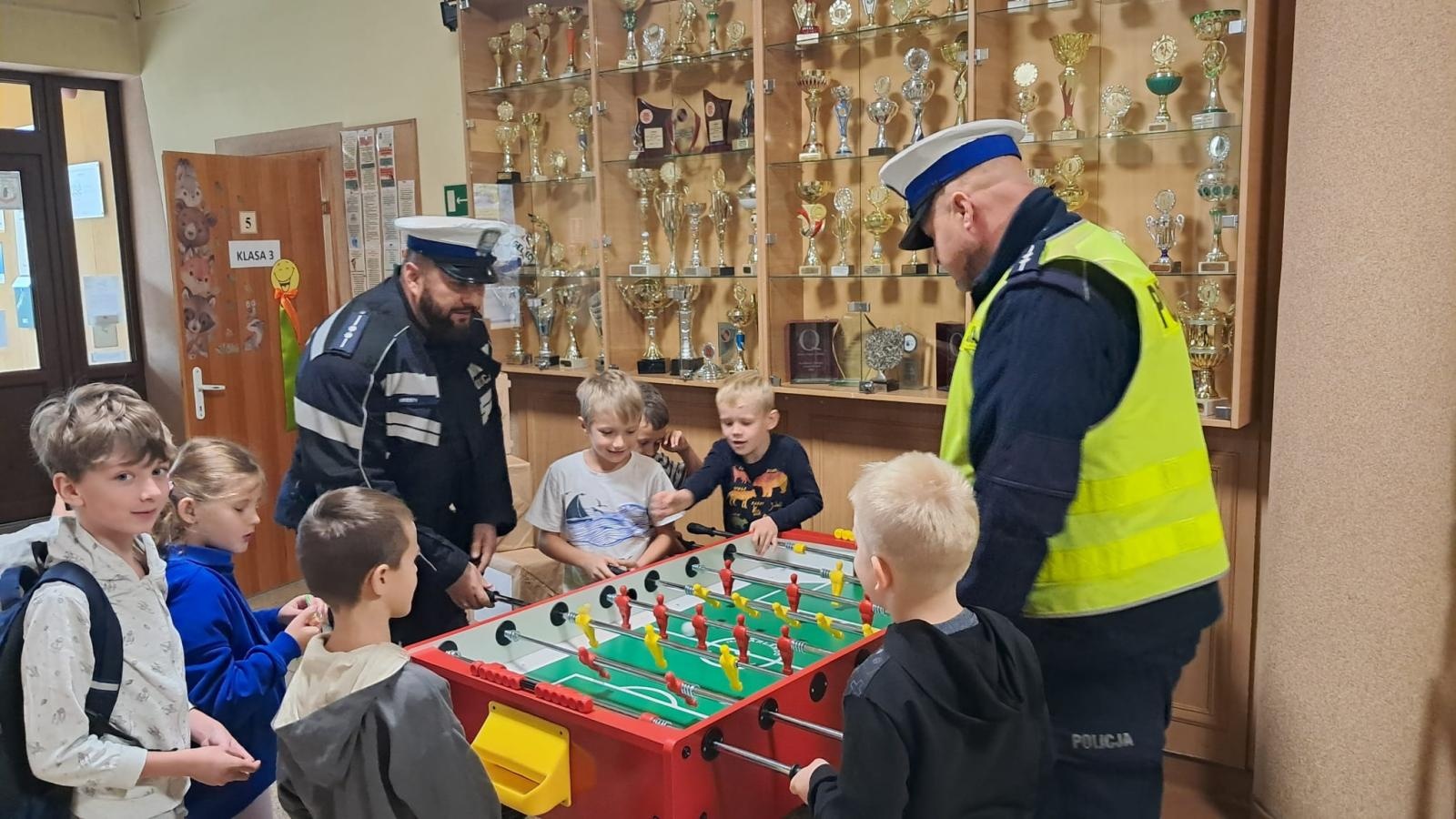 Zdjęcie w galerii na portalu naszwodzislaw.com: Bezpiecznie w drodze do szkoły. Spotkanie z policjantami w SP 16 wiadomości z regionu