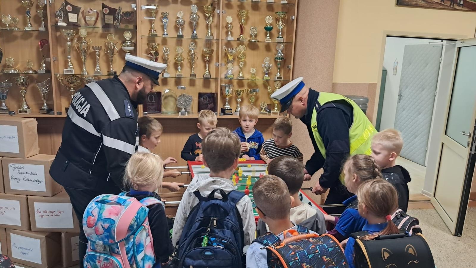 Zdjęcie w galerii na portalu naszwodzislaw.com: Bezpiecznie w drodze do szkoły. Spotkanie z policjantami w SP 16 wiadomości z regionu