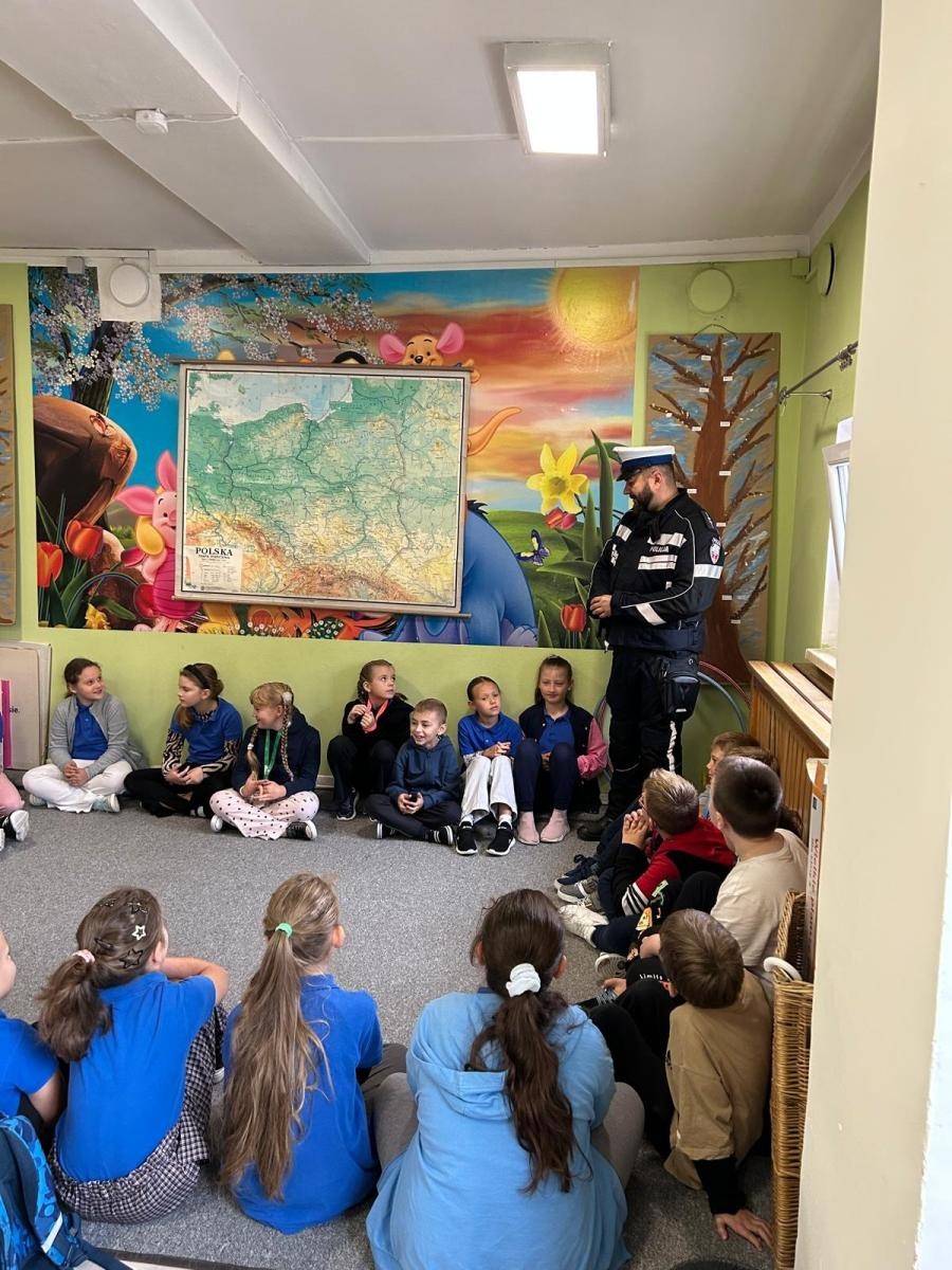 Zdjęcie w galerii na portalu naszwodzislaw.com: Bezpiecznie w drodze do szkoły. Spotkanie z policjantami w SP 16 wiadomości z regionu