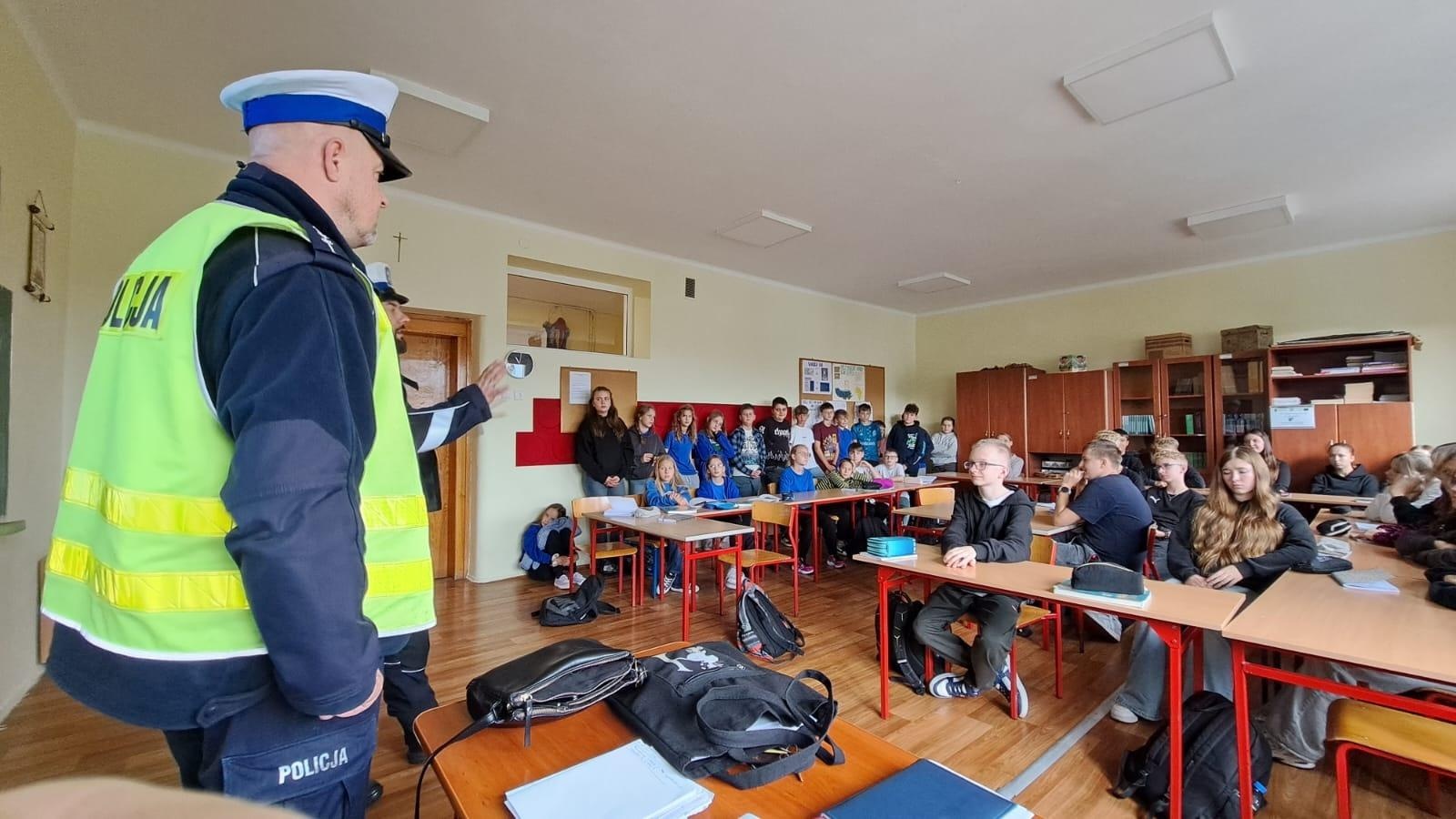 Zdjęcie w galerii na portalu naszwodzislaw.com: Bezpiecznie w drodze do szkoły. Spotkanie z policjantami w SP 16 wiadomości z regionu