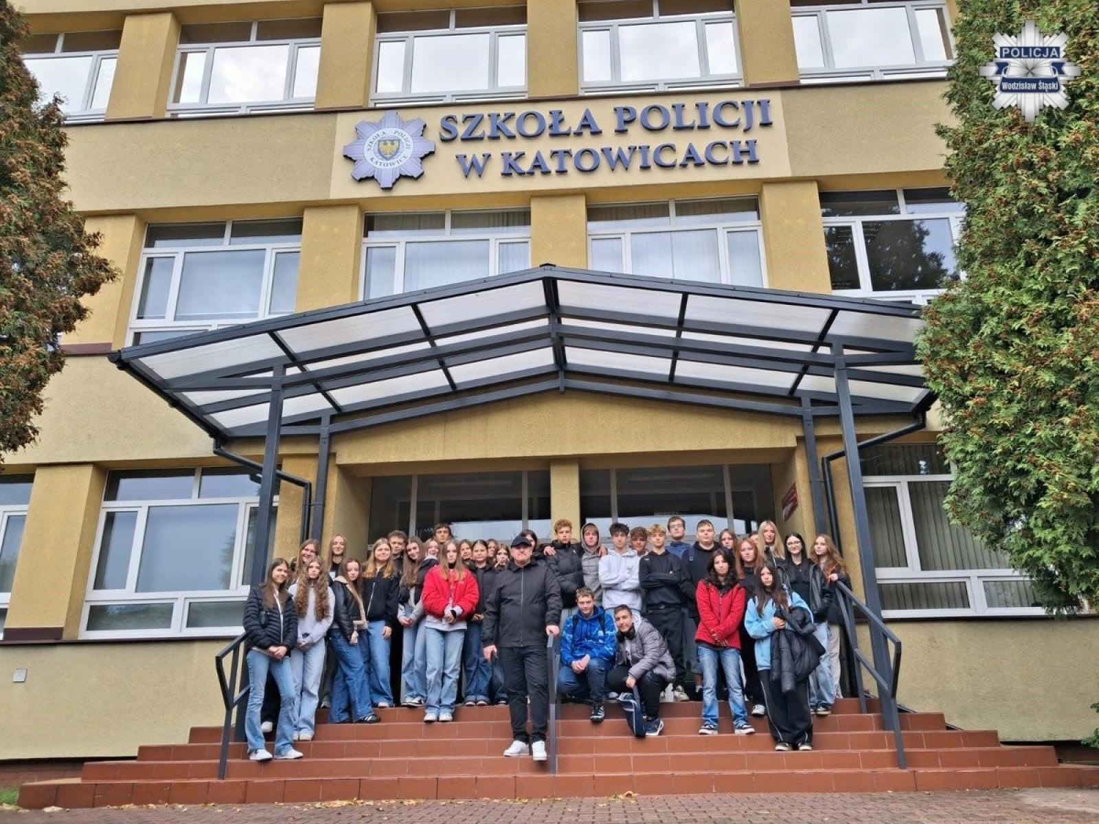 Zdjęcie w galerii na portalu naszwodzislaw.com: Klasa mundurowa z Rydułtów w Szkole Policji w Katowicach wiadomości z regionu