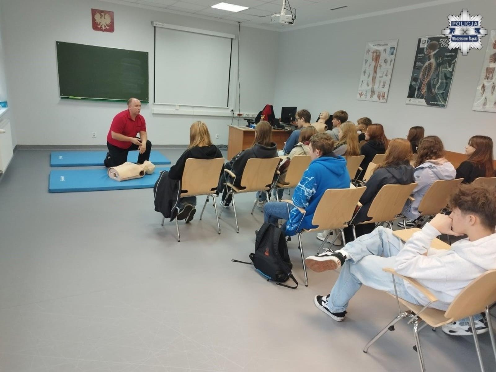 Zdjęcie w galerii na portalu naszwodzislaw.com: Klasa mundurowa z Rydułtów w Szkole Policji w Katowicach wiadomości z regionu